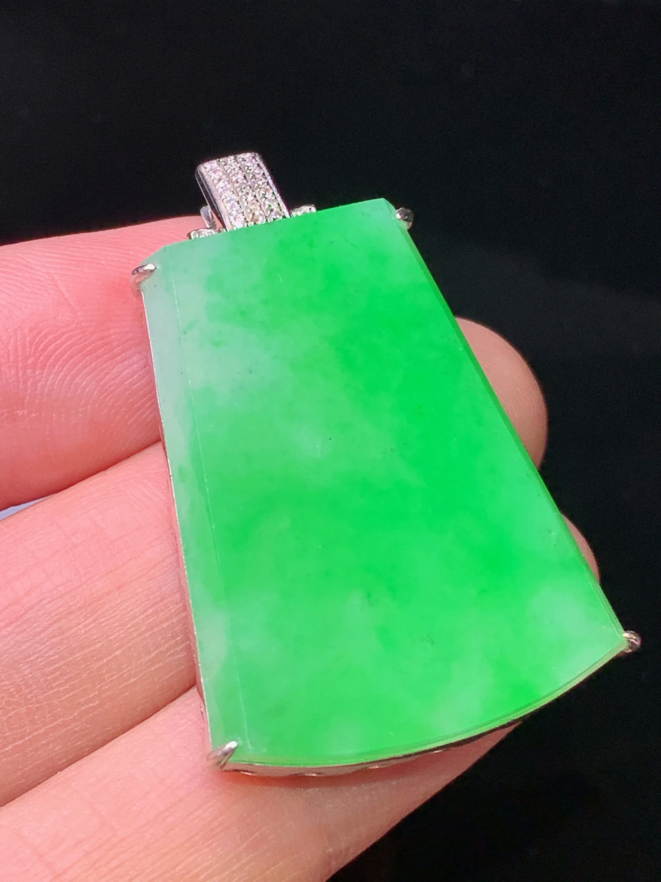 18k金钻镶嵌翠绿无事牌吊坠 玉质细腻 色泽艳丽清新 整体尺寸37.6*23*7