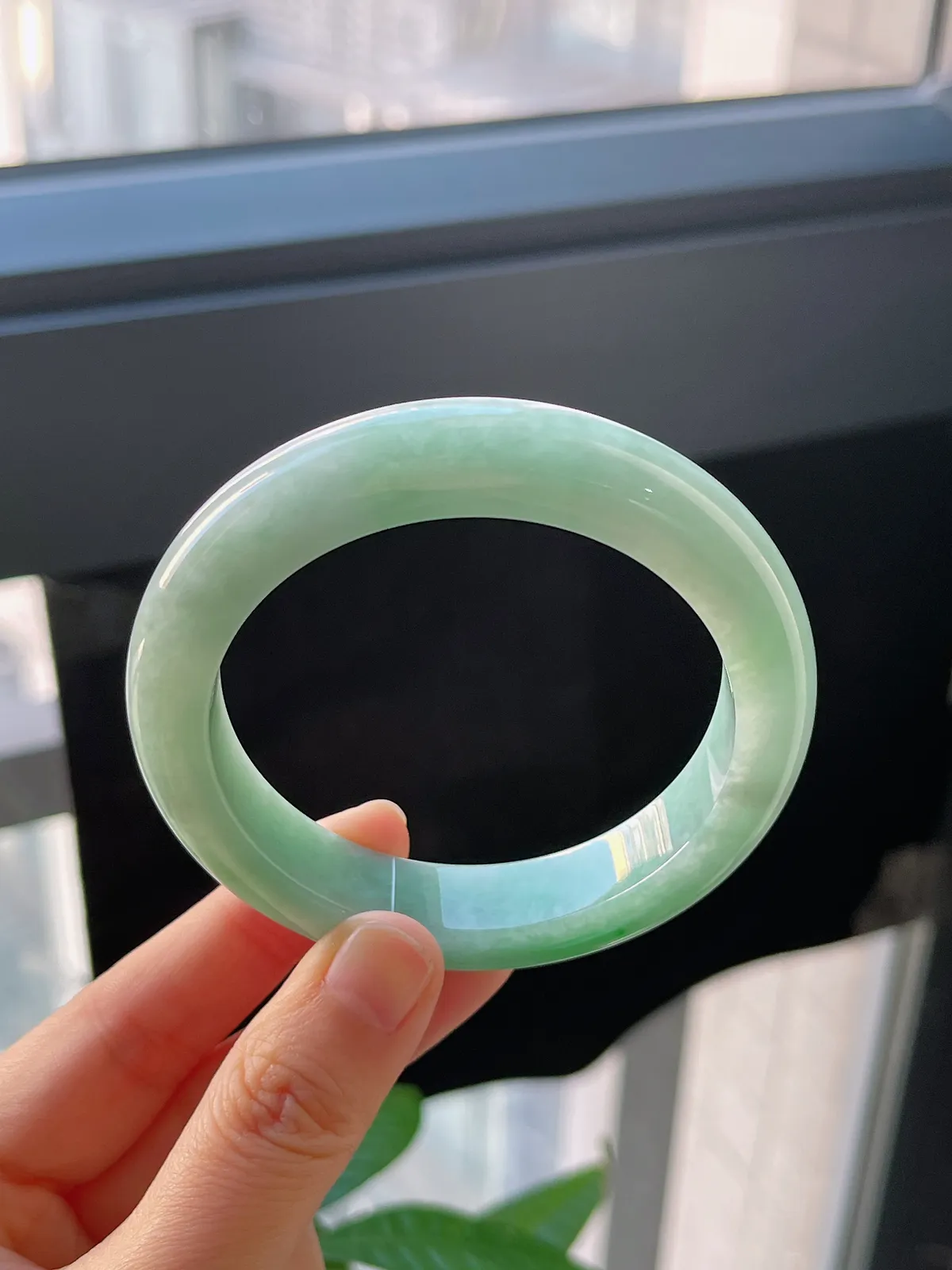 正圈55.6圈口，翡翠糯化种淡绿色手镯