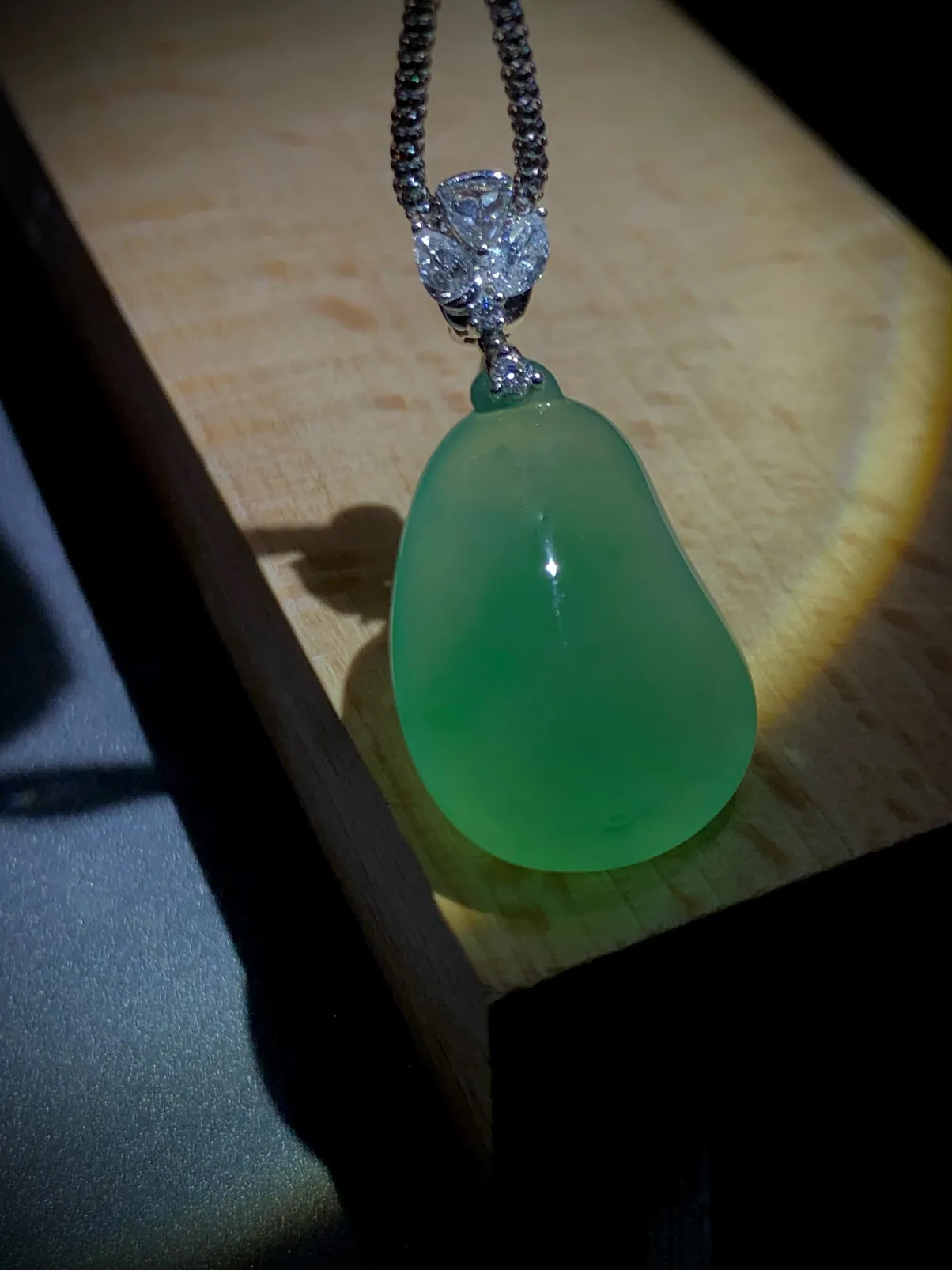 翡翠福瓜，31.5-裸石23.5-16-9.5mm，
18K金，南非钻，6.2g，不配图链