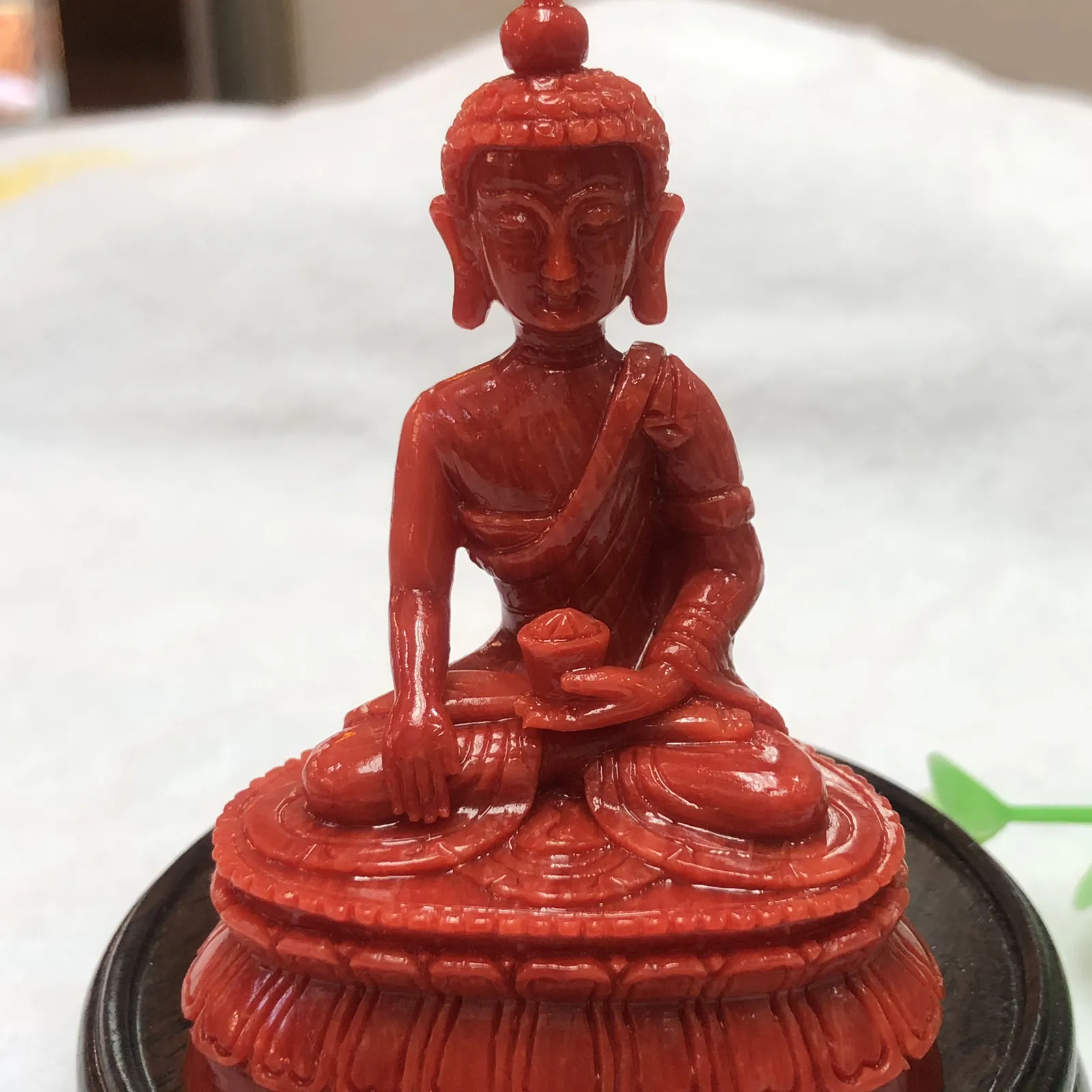 【天然红珊瑚拼接释迦牟尼小佛摆件】意大利产地，沙丁珊瑚料，深红颜色，釆用台湾拼接手工工艺，精雕细镂，底部有开孔可藏经文，手工工序复杂，高约77.1mm，宽约52.2mm，厚34.8mm，重量64.48克。可手持红珊瑚沙丁大枝拼接释迦牟尼！收藏供奉价值高！