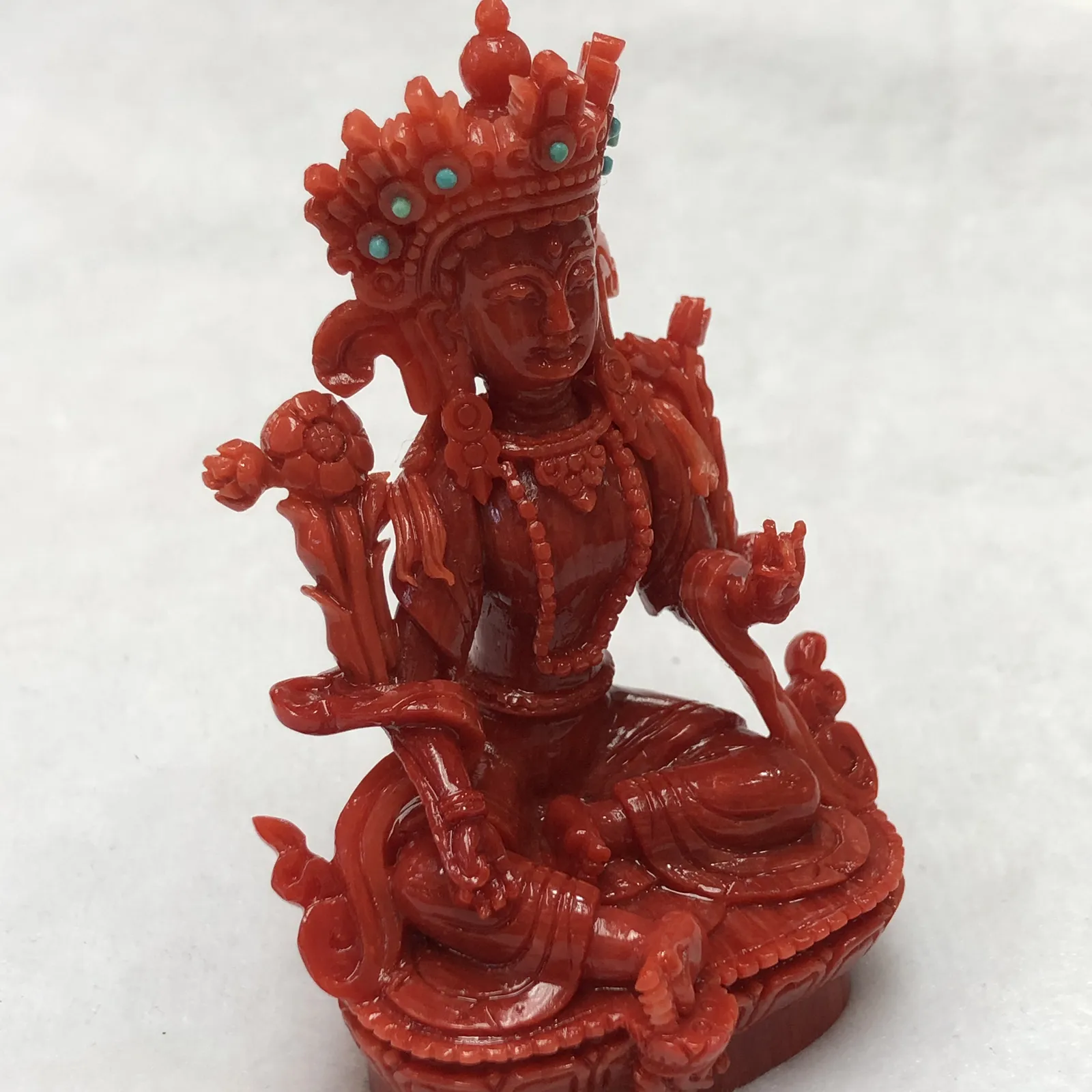 【天然红珊瑚拼接绿镀母小佛摆件】意大利产地，沙丁珊瑚料，深红颜色，釆用台湾拼接手工工艺，精雕细镂，底部有开孔可藏经文，手工工序复杂，高约83mm，宽约51.3mm，厚40.2mm，重量71.86克。天然绿松石点缀！可手持红珊瑚沙丁大枝拼接绿镀母。收藏供奉价值高！