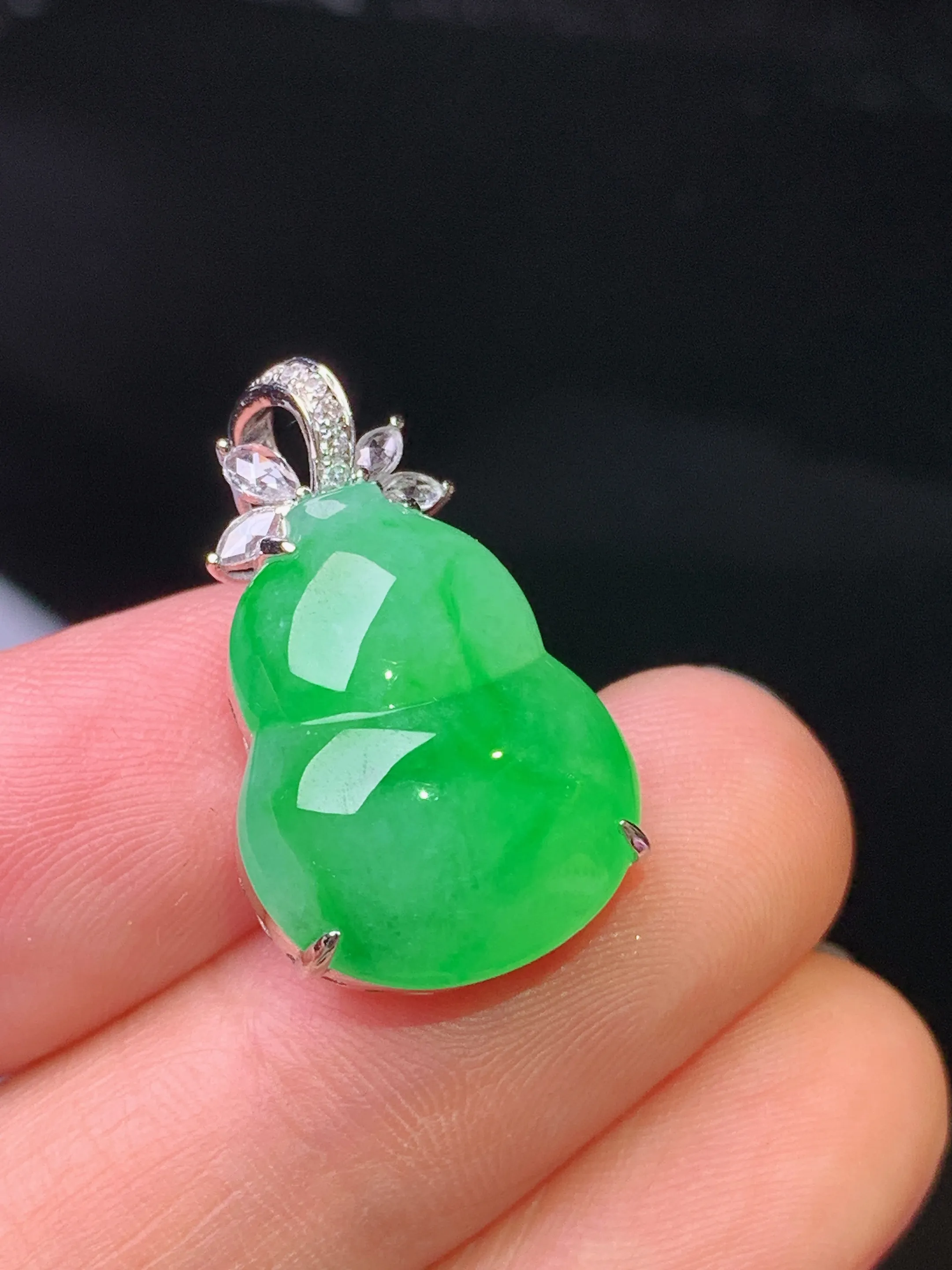 18k金钻镶嵌翠绿葫芦吊坠 玉质细腻 色泽艳丽清新 整体尺寸23.5*14.3*9.2