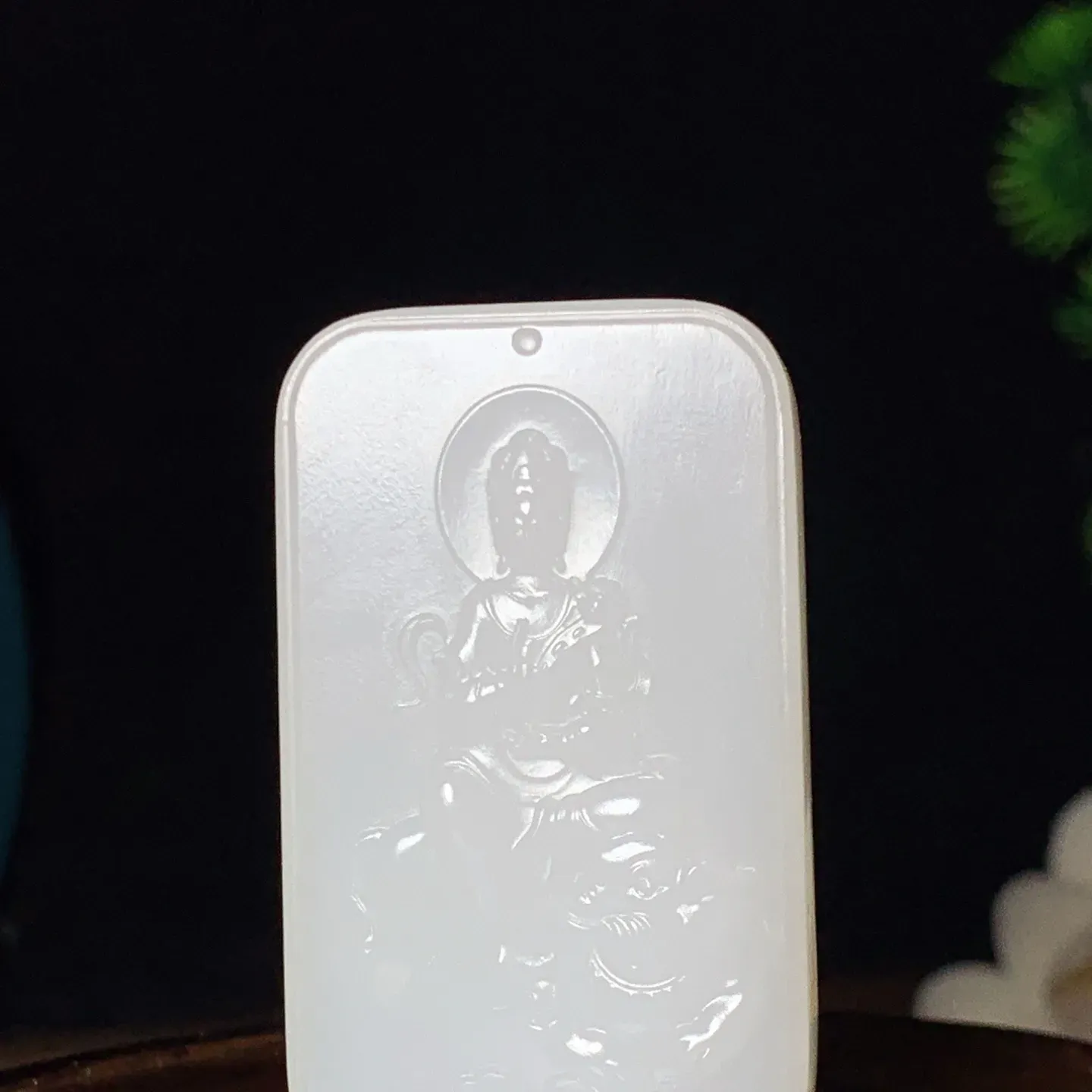 和田玉白玉普贤菩萨牌子挂件。尺寸50/30/10重33.8克 无裂无杂 玉质细腻油润 底色纯净 脂粉好，品质好。lt250106