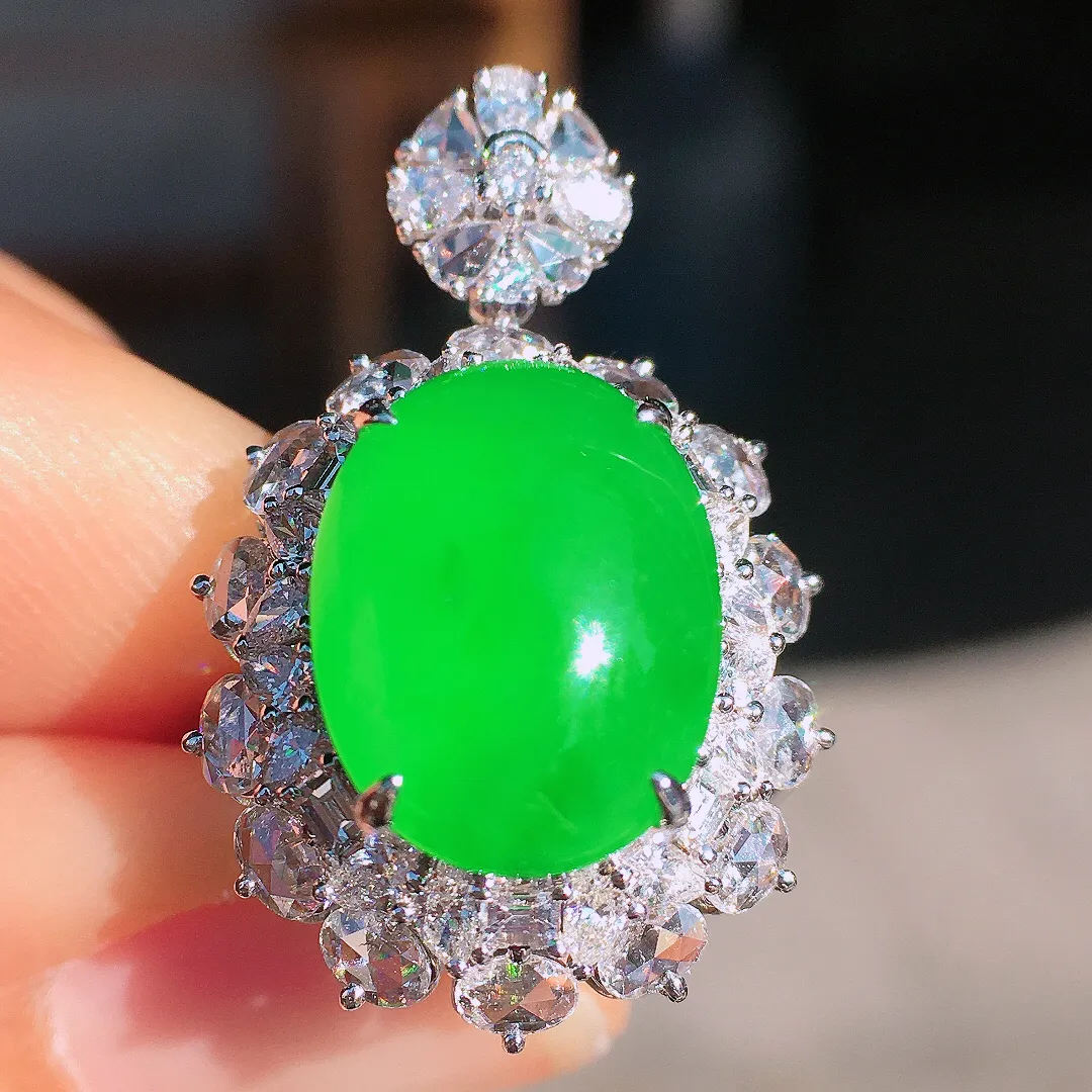 阳绿蛋面戒指/吊坠两用款，色泽均匀艳丽，玉质细腻，荧光感超
强，饱满圆润，尽显优雅气质，18k
金豪华镶嵌