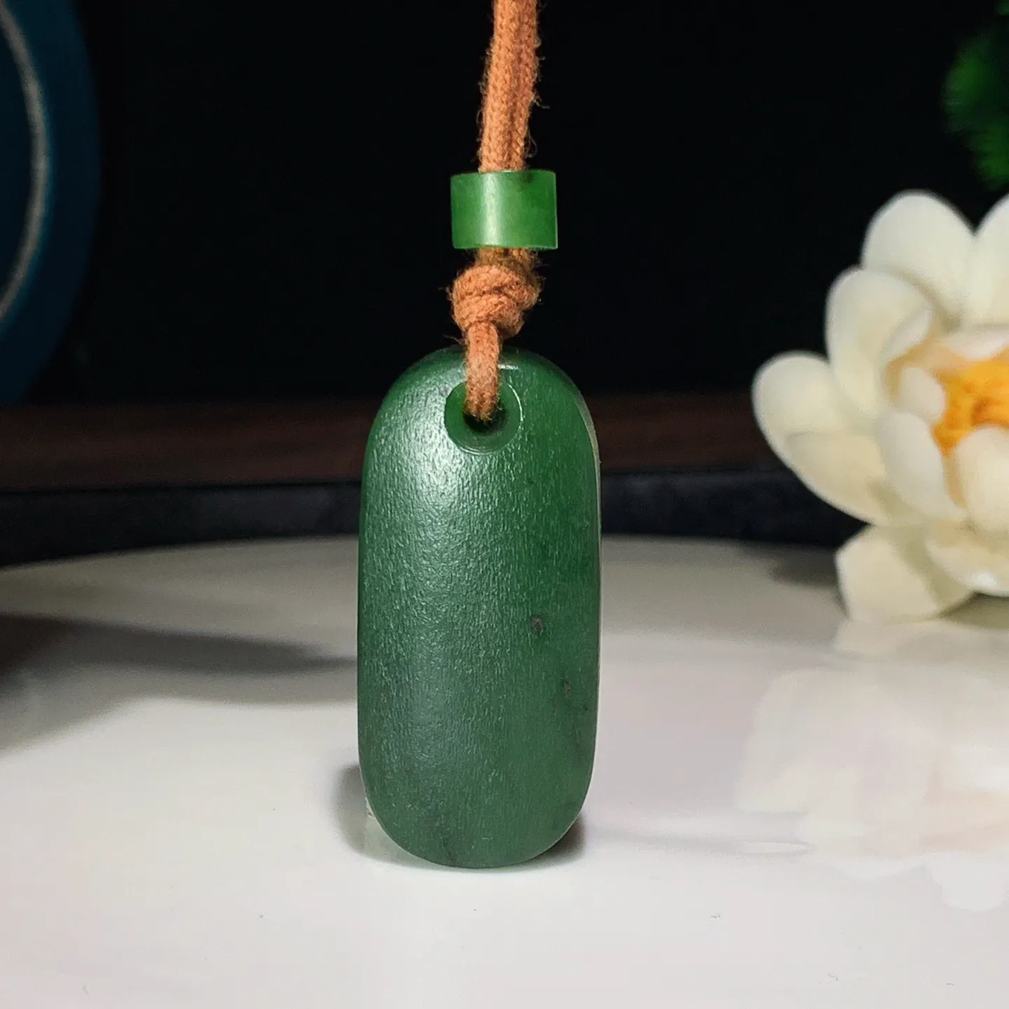 和田玉菠菜绿俄罗斯碧玉平安无事牌挂件。尺寸39/19/15重25.5克 无裂无杂 玉质细腻油润 底色纯净 脂粉好，品质好。lt250106