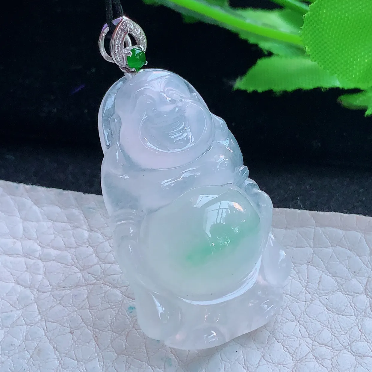 px实拍40.2*24.5*8.6缅甸翡翠精雕冰飘绿站佛 逍遥佛玉挂件