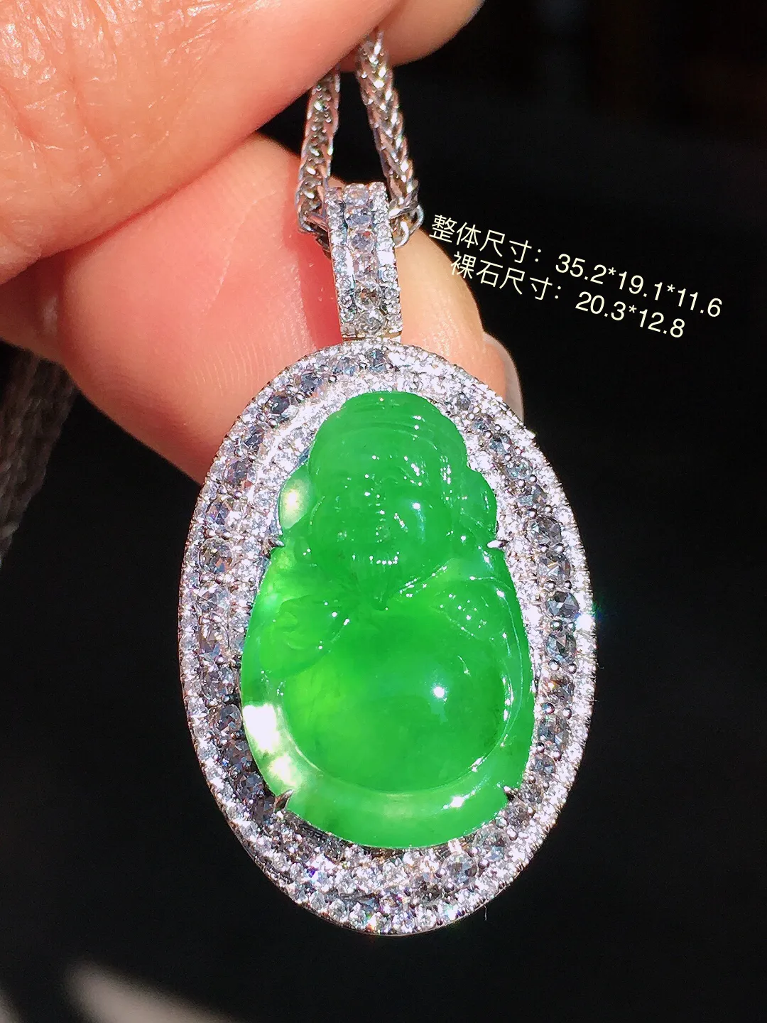 阳绿【财神爷】吊坠，色泽均匀艳丽，玉质细腻，荧光感超
强，饱满圆润，尽显优雅气质，18k
金豪华镶嵌