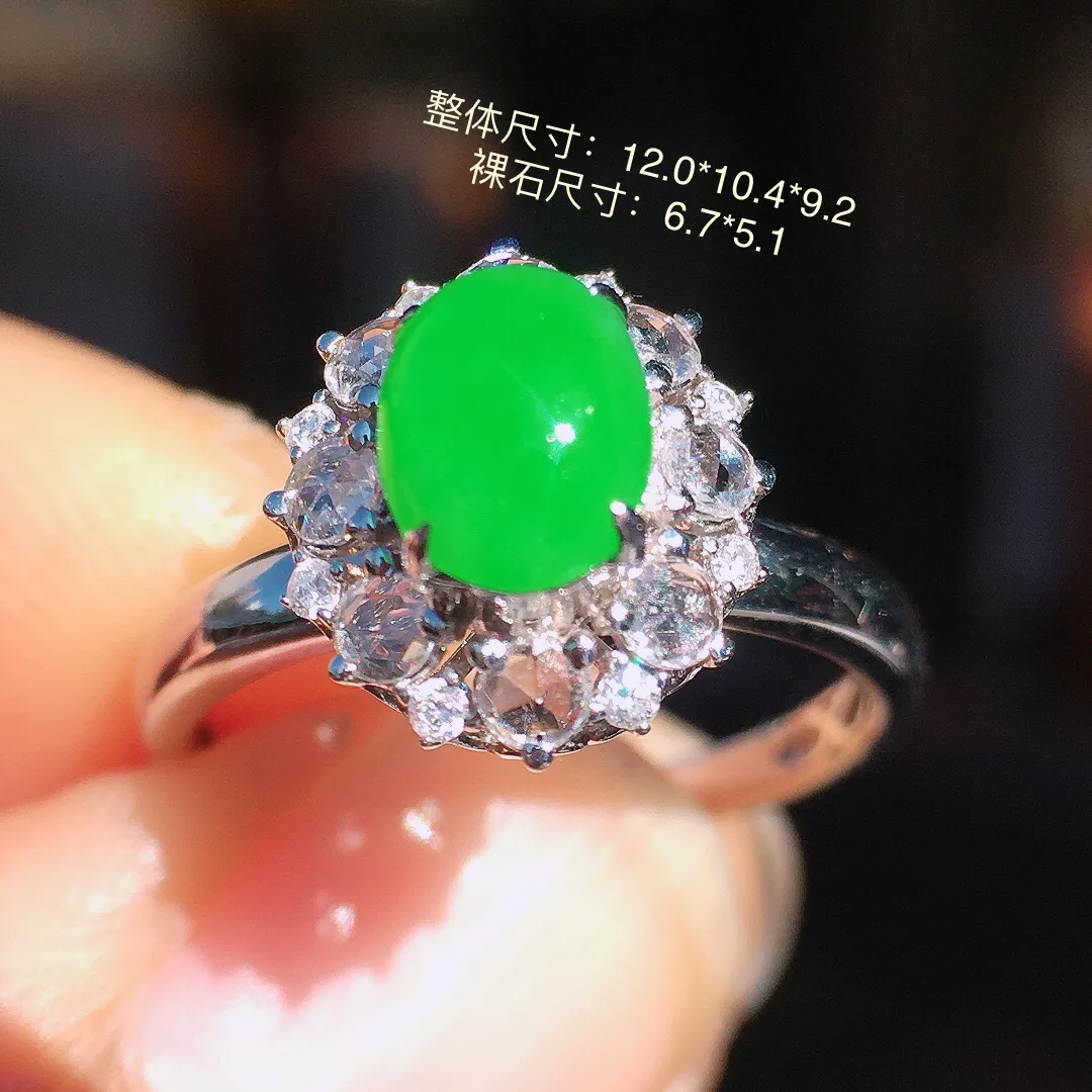 阳绿蛋面戒指，色泽均匀艳丽，玉质细腻，荧光感超
强，饱满圆润，尽显优雅气质，18k
金豪华镶嵌