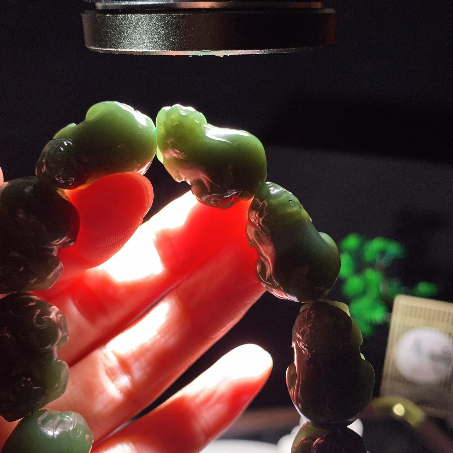 新疆和田玉青黄口料招财进宝貔貅手串。单颗尺寸23/16/16重80.5克 无裂无杂 玉质细腻油润 底色纯净 脂粉好，品质好。lt250106