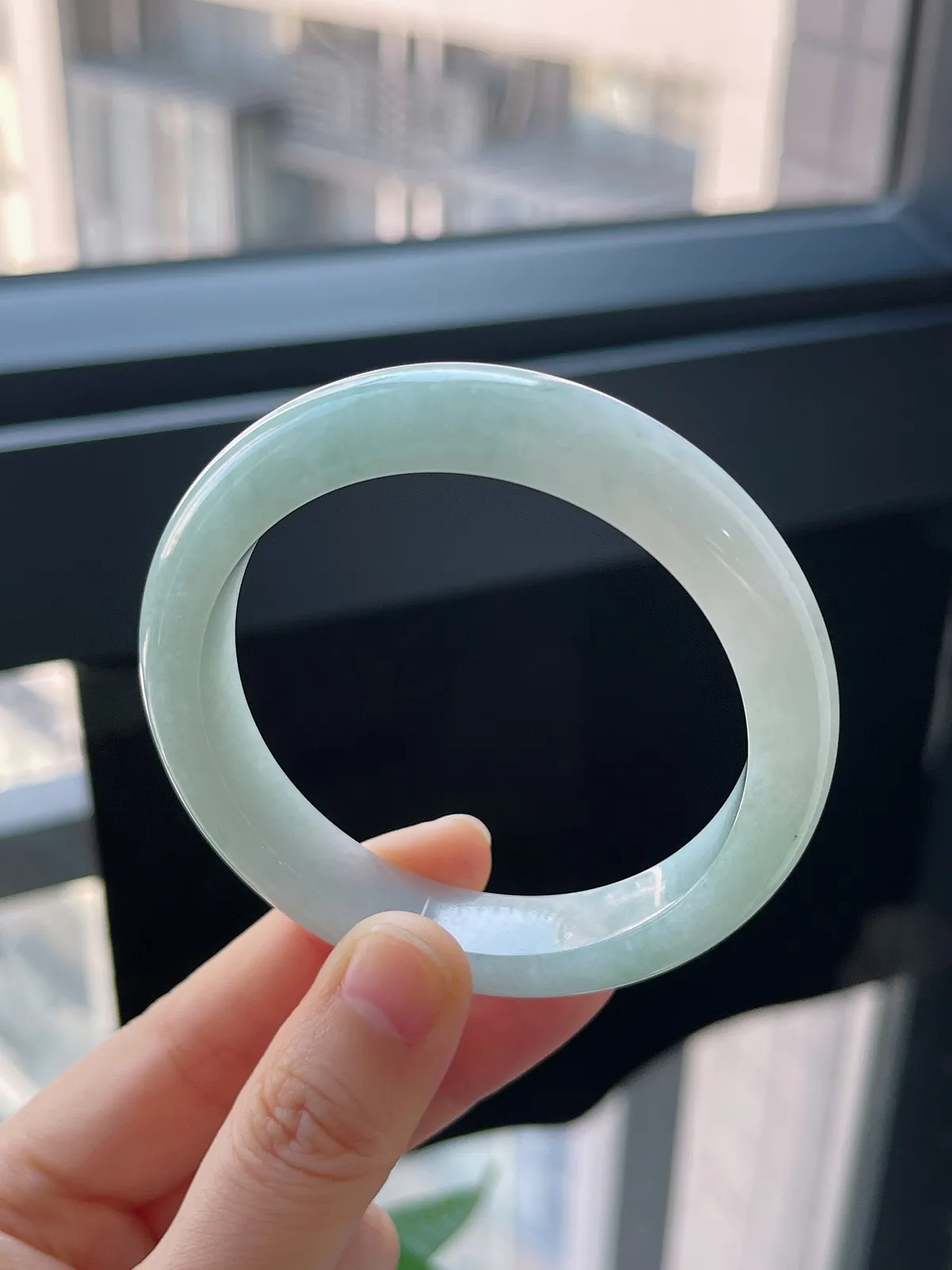 正圈54.6圈口，翡翠糯化种浅绿色手镯