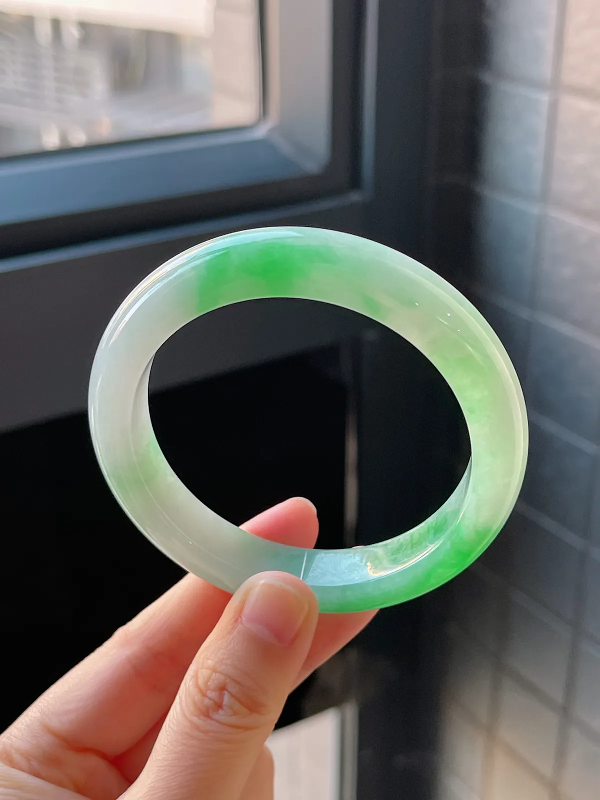 正圈56.8圈口，翡翠冰糯种飘绿手镯