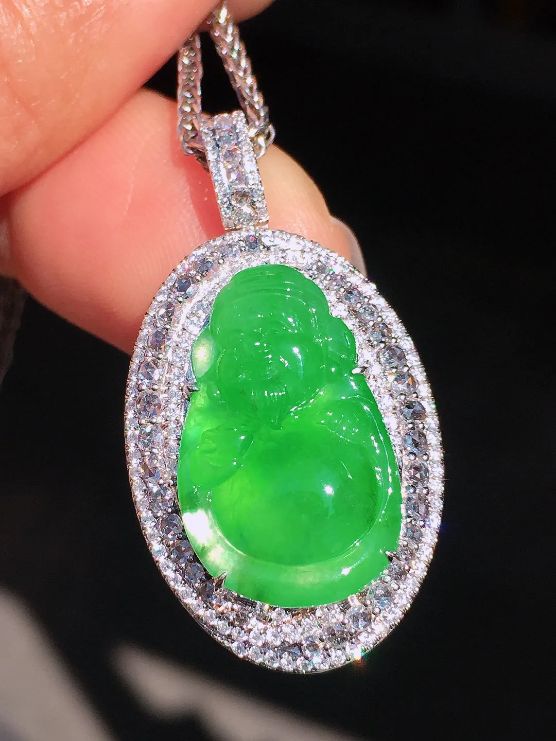 阳绿【财神爷】吊坠，色泽均匀艳丽，玉质细腻，荧光感超
强，饱满圆润，尽显优雅气质，18k
金豪华镶嵌