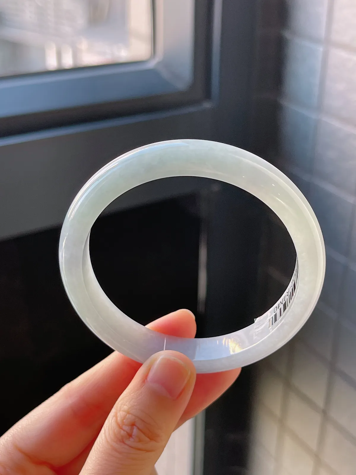 正圈56.6圈口，翡翠糯化种淡绿色手镯