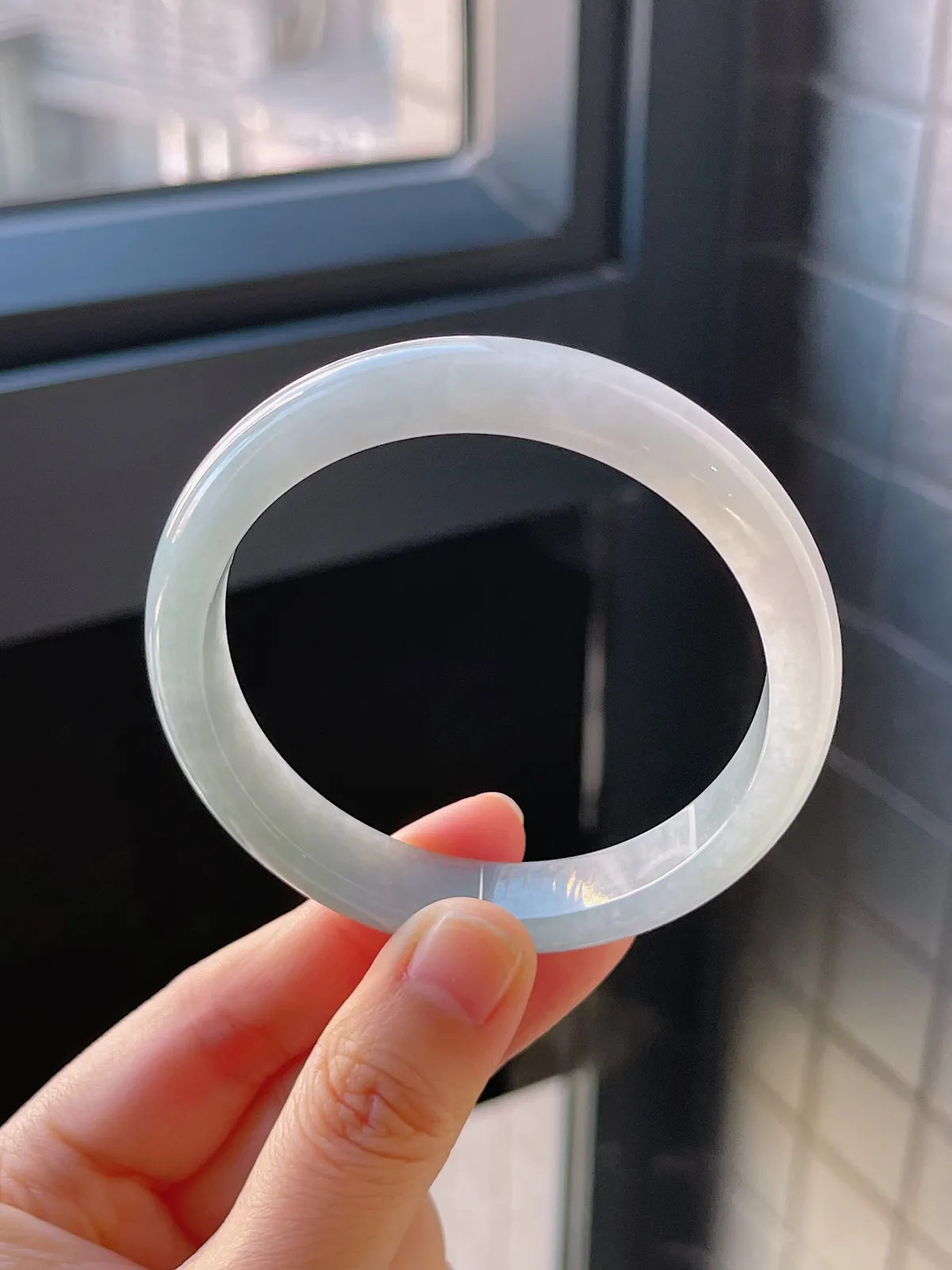 正圈56.6圈口，翡翠糯化种淡绿色手镯