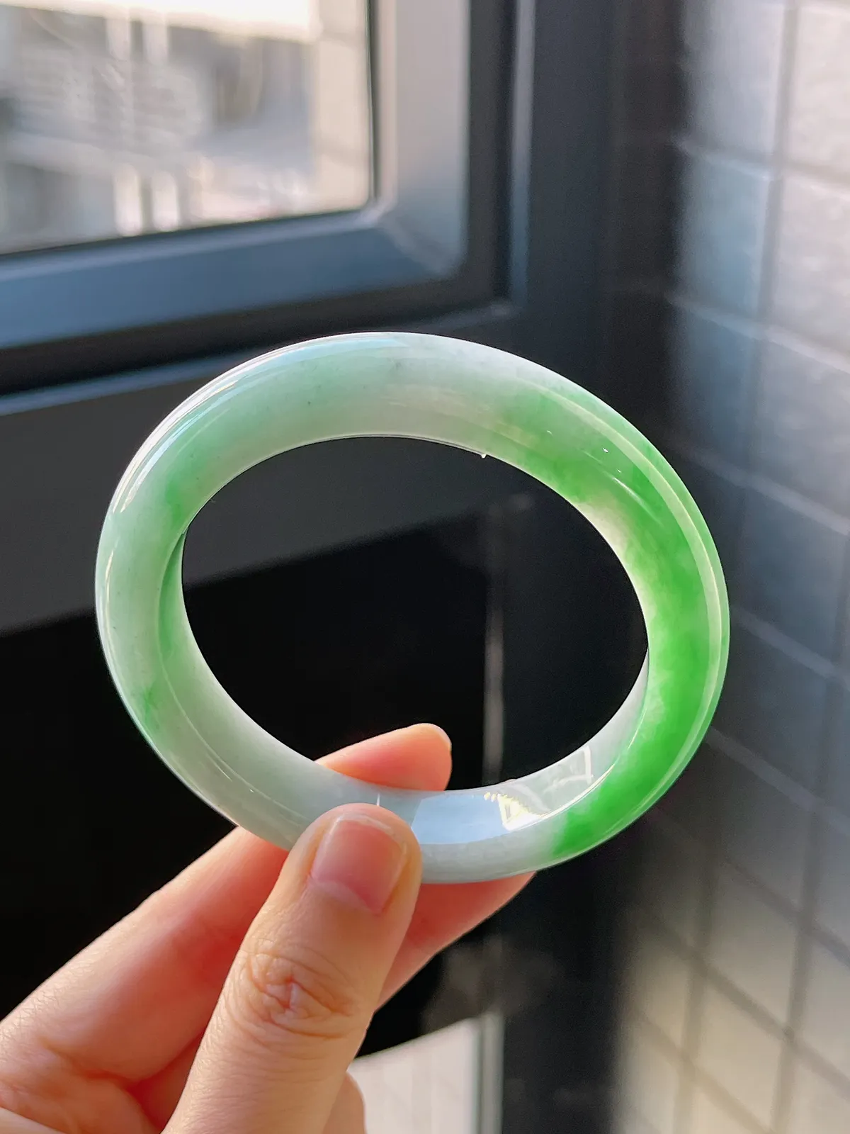 正圈56.5圈口，翡翠糯化种飘绿手镯