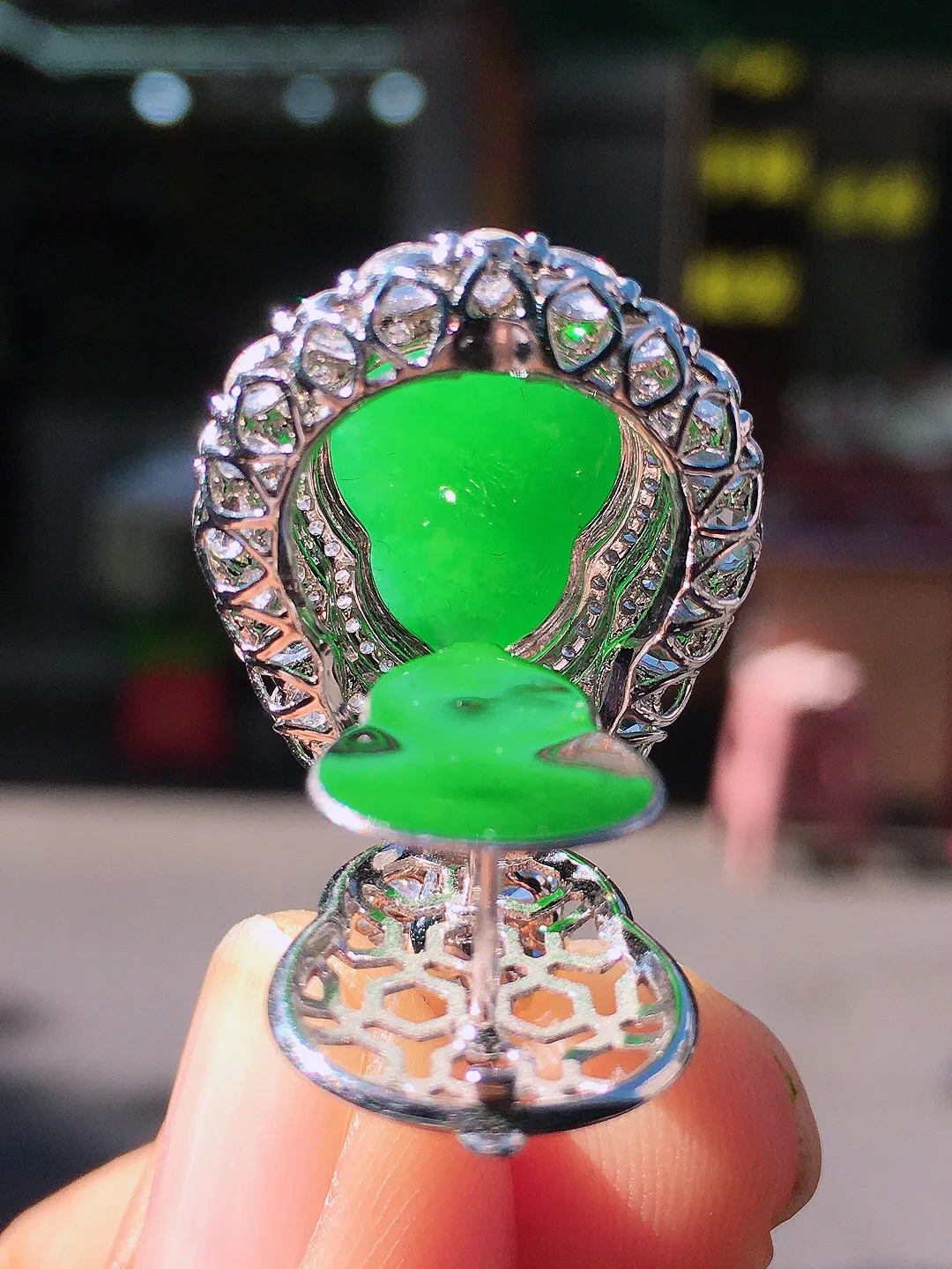 阳绿葫芦吊坠，色泽均匀艳丽，玉质细腻，荧光感超
强，饱满圆润，尽显优雅气质，18k
金豪华镶嵌