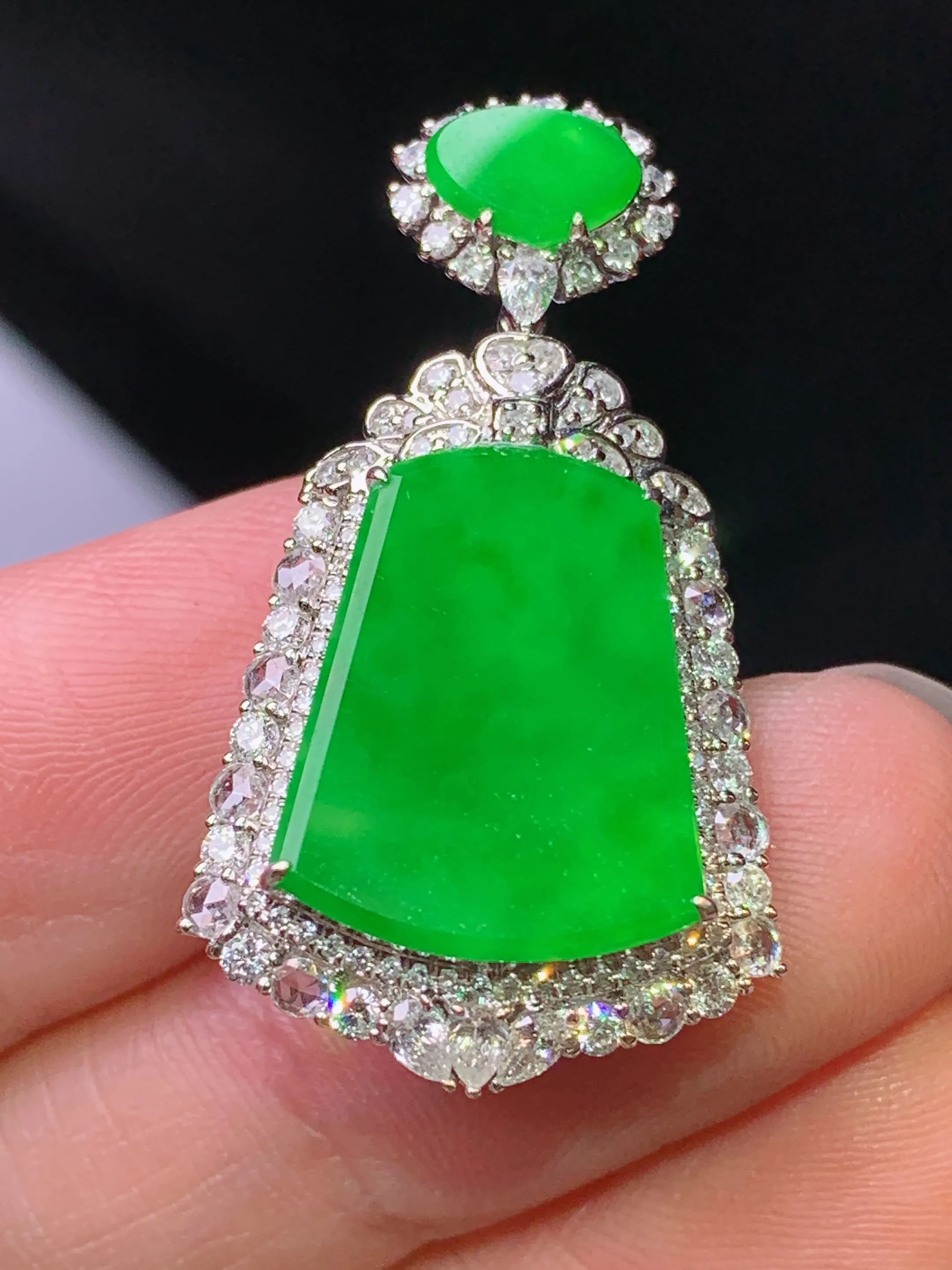 18k金钻镶嵌满绿无事牌吊坠 玉质细腻 色泽艳丽清新 整体尺寸33*18.5*7.6