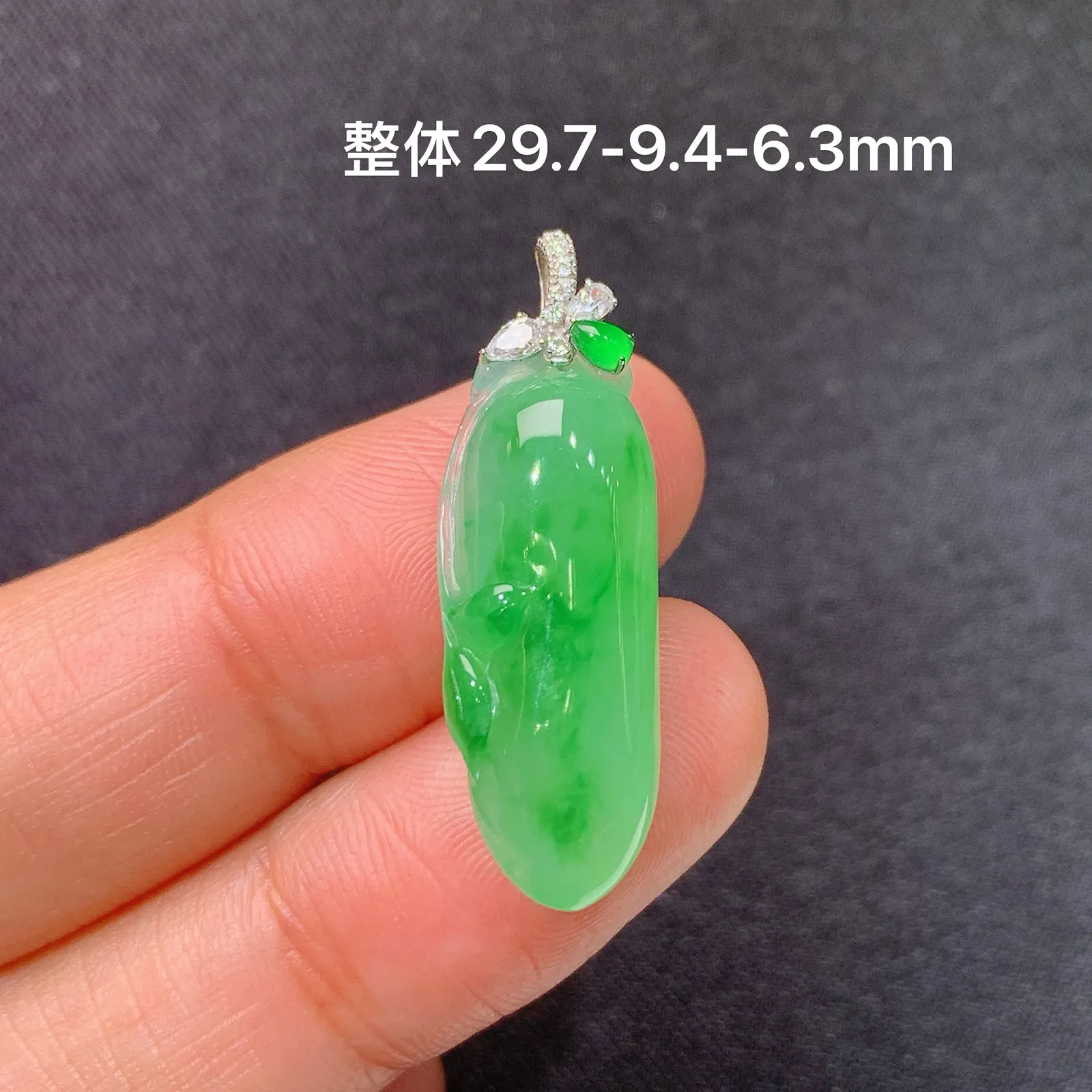 飘绿福瓜吊坠，18k金镶嵌，冰润色阳，玉质细腻，种水足，Xz 尺寸29.7*9.4*6.3