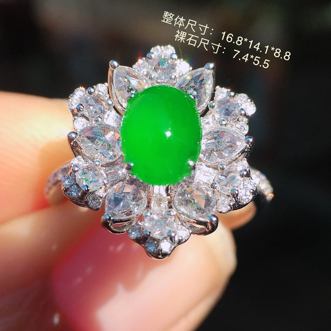 阳绿蛋面戒指，色泽均匀艳丽，玉质细腻，荧光感超
强，饱满圆润，尽显优雅气质，18k
金豪华镶嵌
