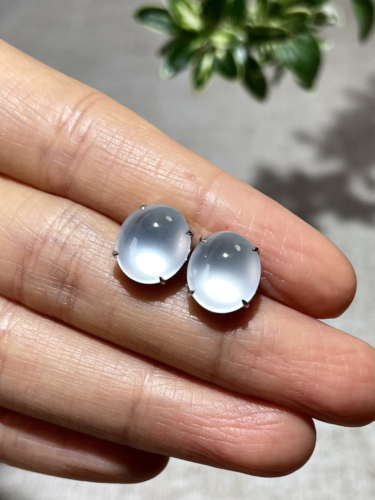 玻璃种蛋面耳钉
裸石：10.5*9.5*5mm
整体：10.5*9.5*8.5mm