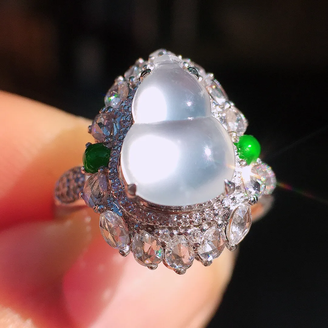 冰种葫芦戒指，玉质细腻，荧光感超
强，饱满圆润，尽显优雅气质，18k
金豪华镶嵌