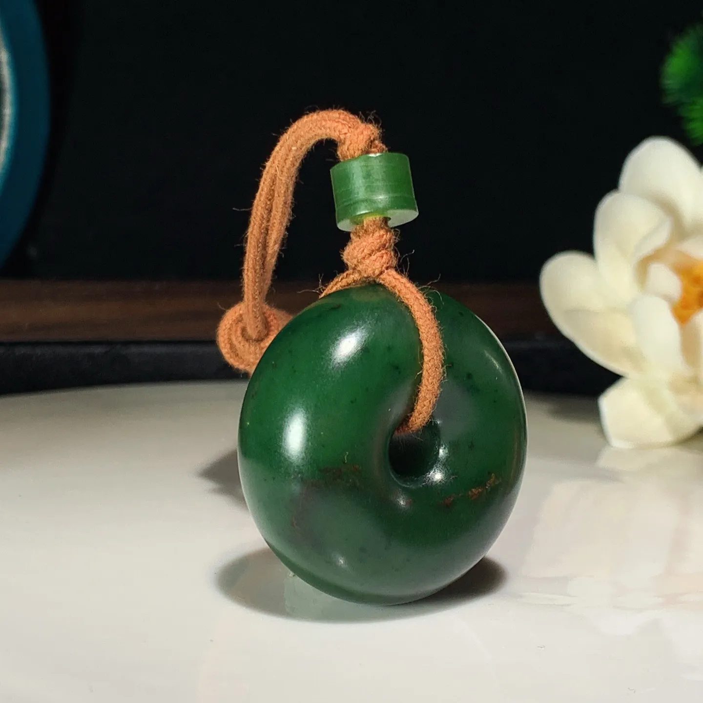 和田玉菠菜绿俄罗斯碧玉平安扣挂件。尺寸34/16重36.5克 无裂无杂 玉质细腻油润 底色纯净 脂粉