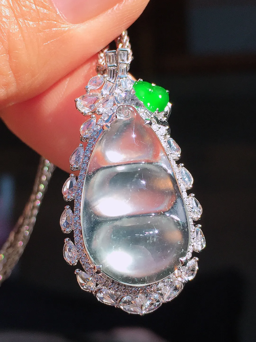 玻璃种福豆吊坠，玉质细腻，荧光感超
强，饱满圆润，尽显优雅气质，18k
金豪华镶嵌