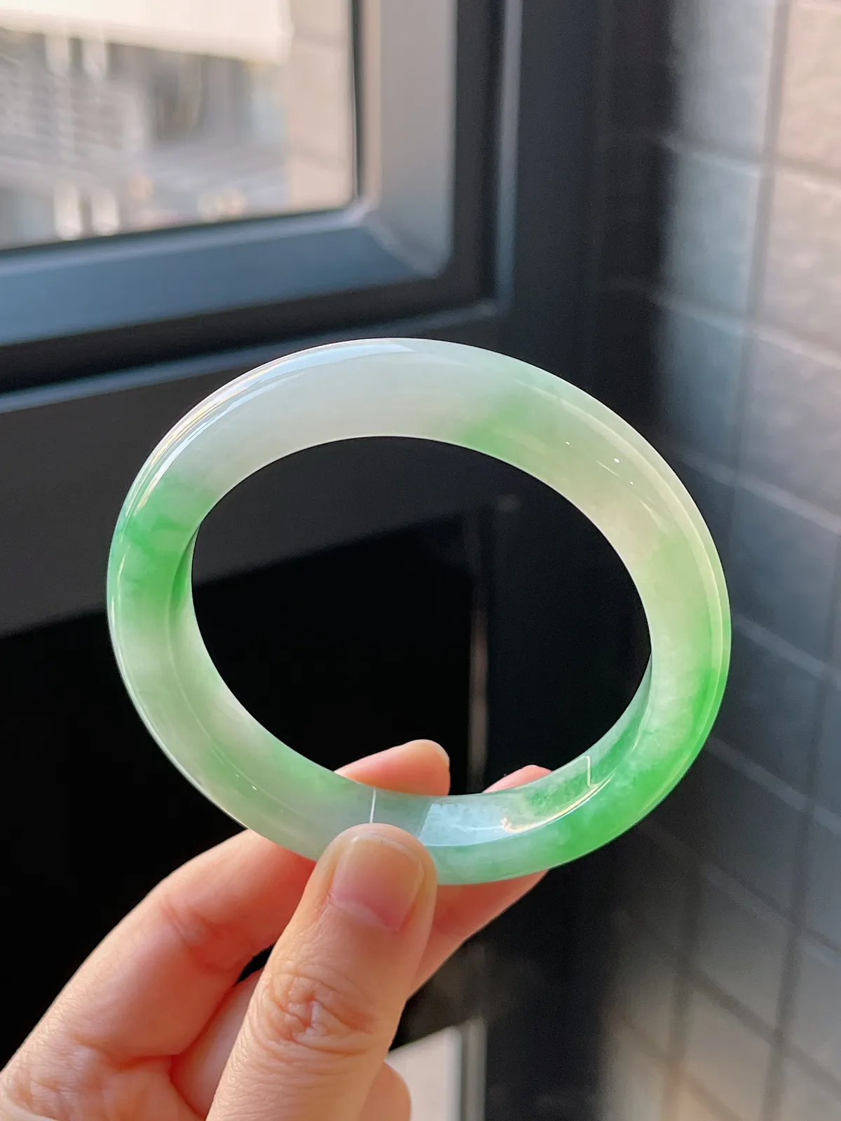 正圈56.8圈口，翡翠冰糯种飘绿手镯