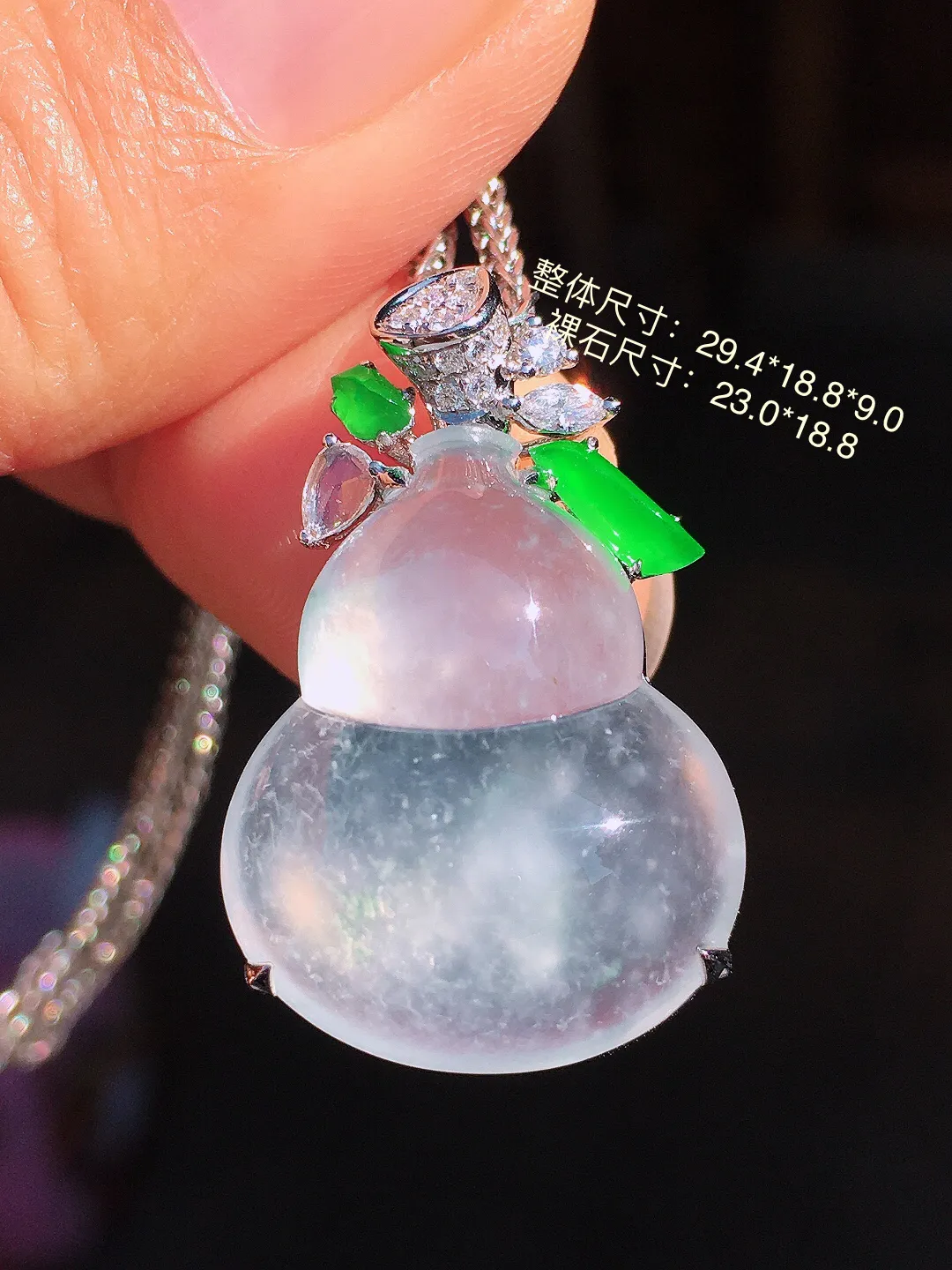 冰种葫芦吊坠，玉质细腻，荧光感超
强，饱满圆润，尽显优雅气质，18k
金豪华镶嵌