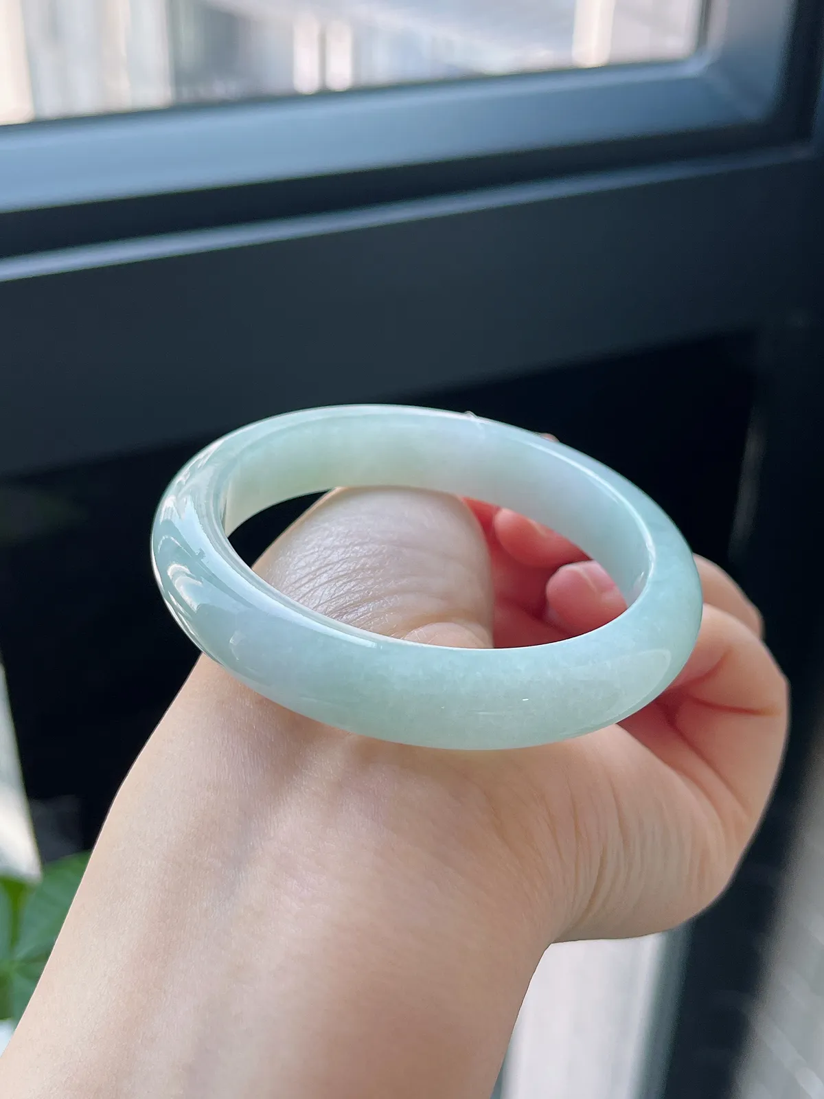 正圈54.6圈口，翡翠糯化种浅绿色手镯