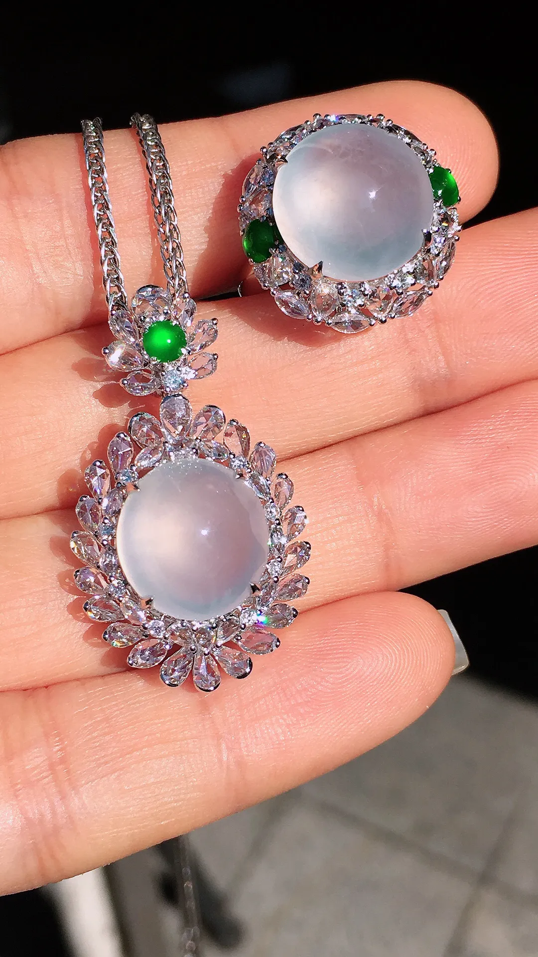 冰种蛋面套装（吊坠+戒指），玉质细腻，荧光感超
强，饱满圆润，尽显优雅气质，18k
金豪华镶嵌