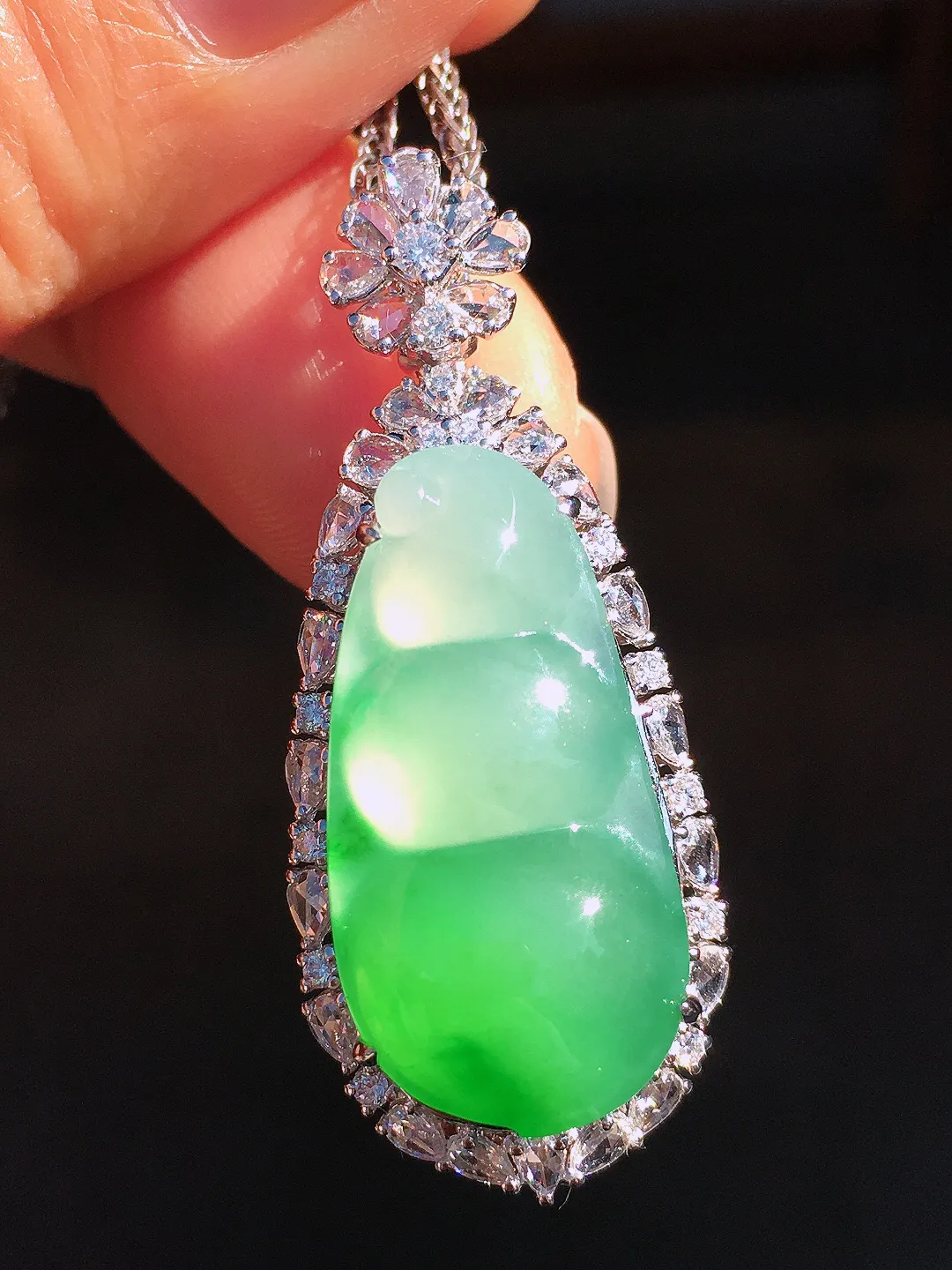 飘绿福豆吊坠，色泽艳丽，玉质细腻，荧光感超
强，饱满圆润，尽显优雅气质，18k
金豪华镶嵌