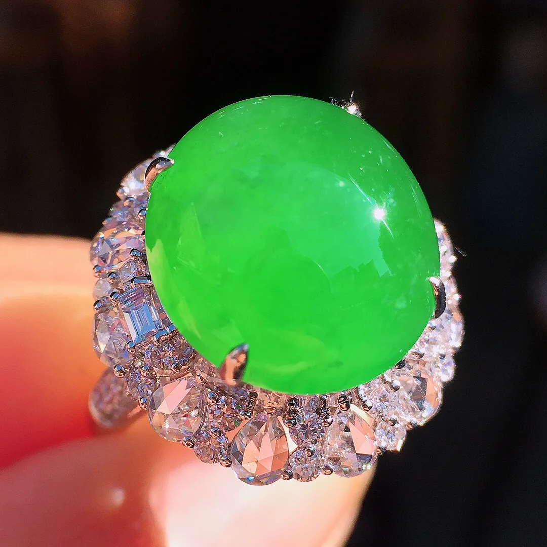 阳绿蛋面戒指，色泽均匀艳丽，玉质细腻，荧光感超
强，饱满圆润，尽显优雅气质，18k
金豪华镶嵌