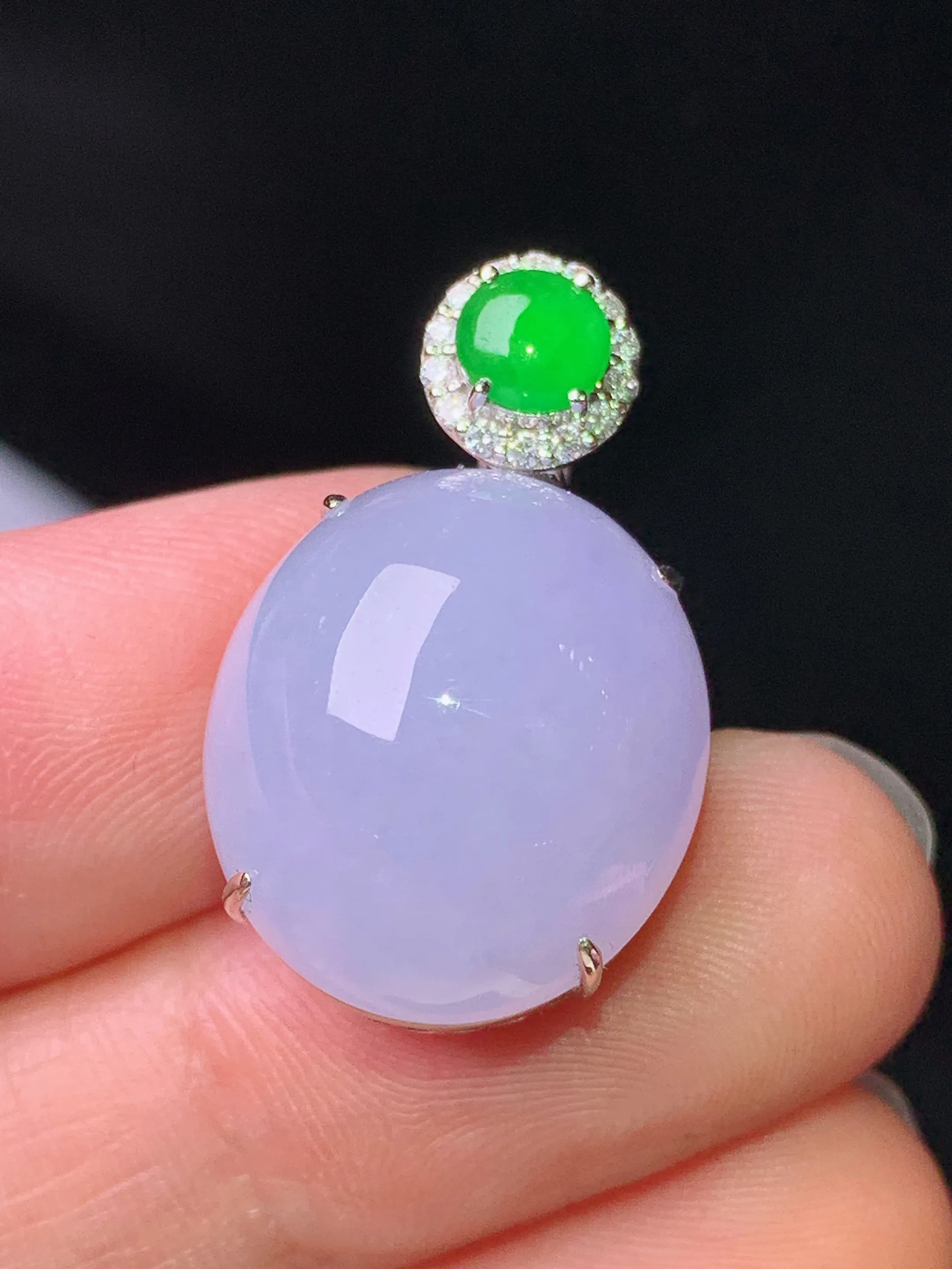 18k金钻镶嵌紫罗兰蛋面吊坠 玉质细腻 色泽艳丽清新 整体尺寸25.2*15.5*11.5