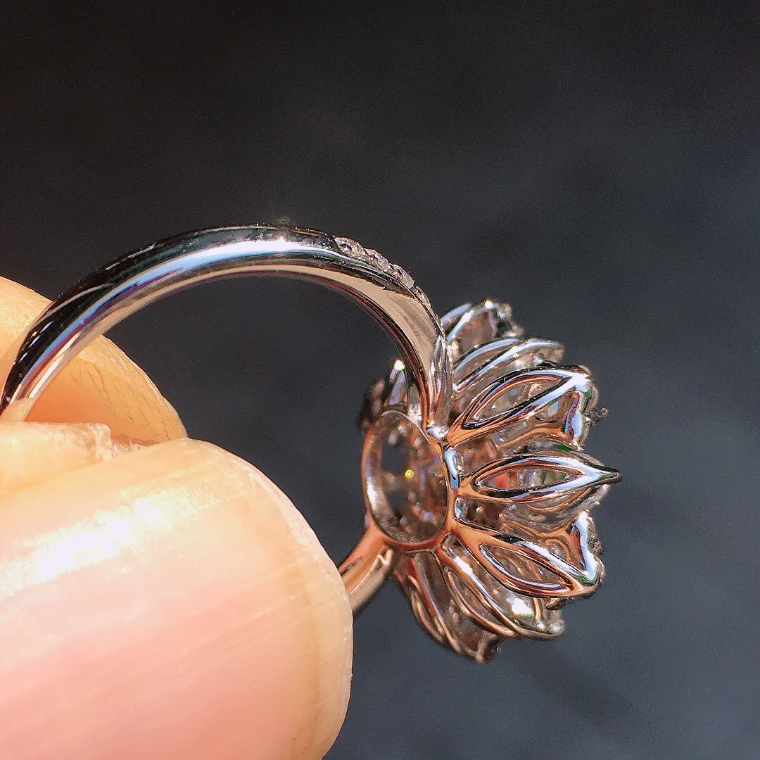 阳绿蛋面戒指，色泽均匀艳丽，玉质细腻，荧光感超
强，饱满圆润，尽显优雅气质，18k
金豪华镶嵌