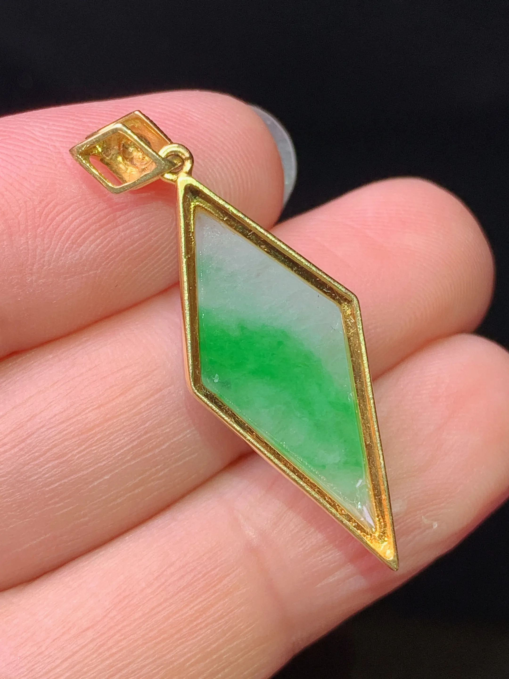 18k金镶嵌方形吊坠 玉质细腻 色泽艳丽清新 整体尺寸35.2*11.8*6