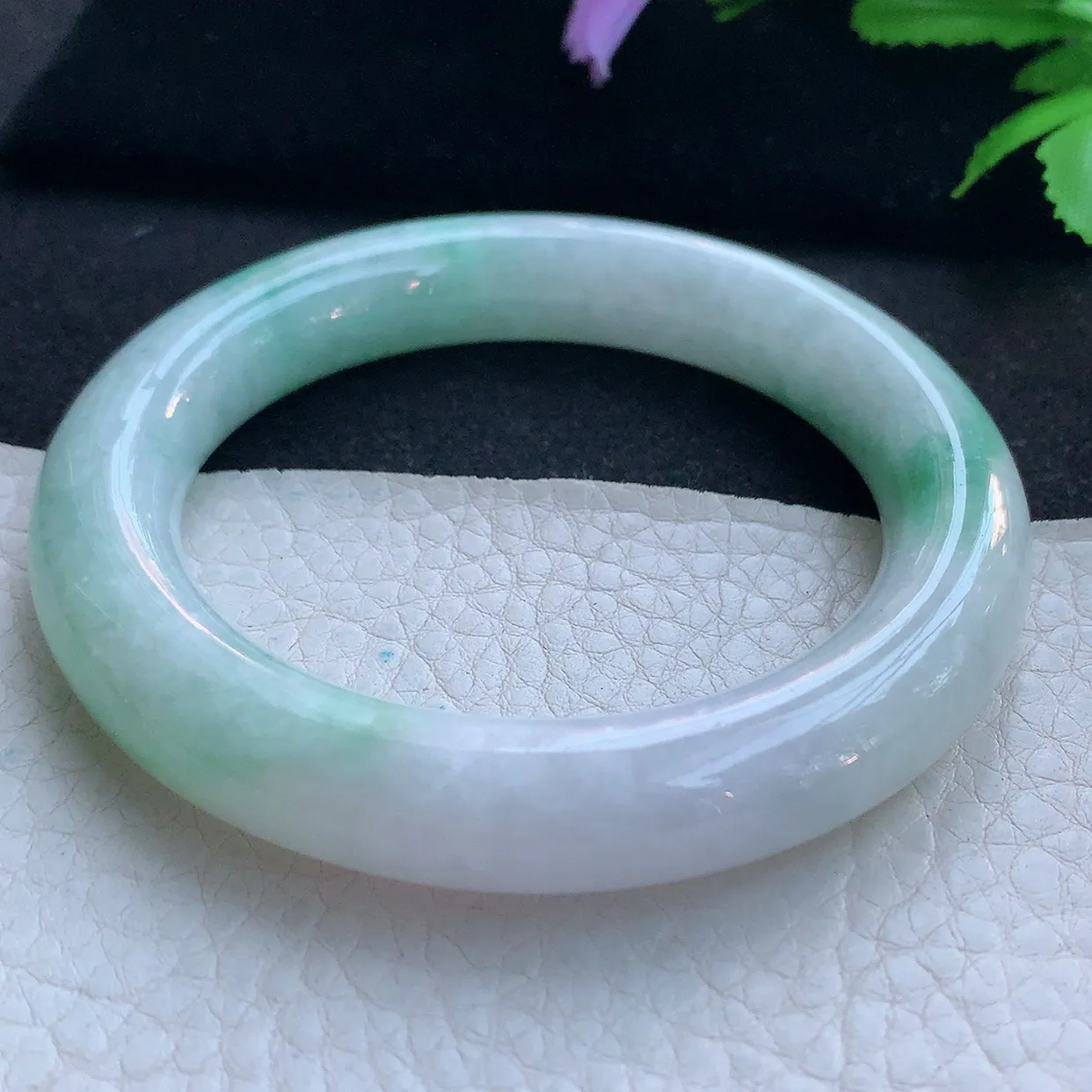 hy实拍55*11.3胖圆镯 天然缅甸翡翠玉手镯飘绿花水润圆条玉手环