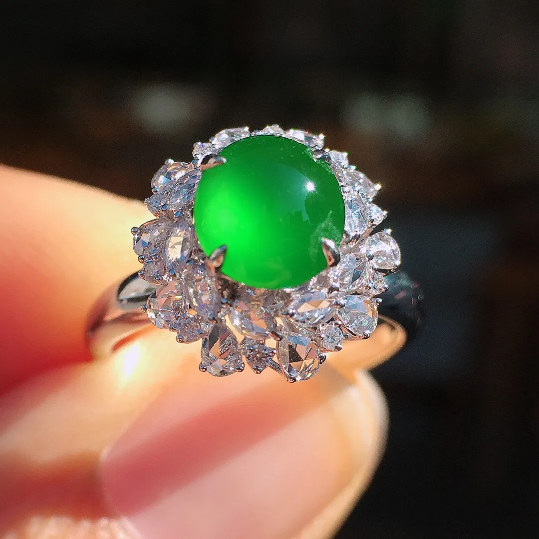 阳绿蛋面戒指，色泽均匀艳丽，玉质细腻，荧光感超
强，饱满圆润，尽显优雅气质，18k
金豪华镶嵌