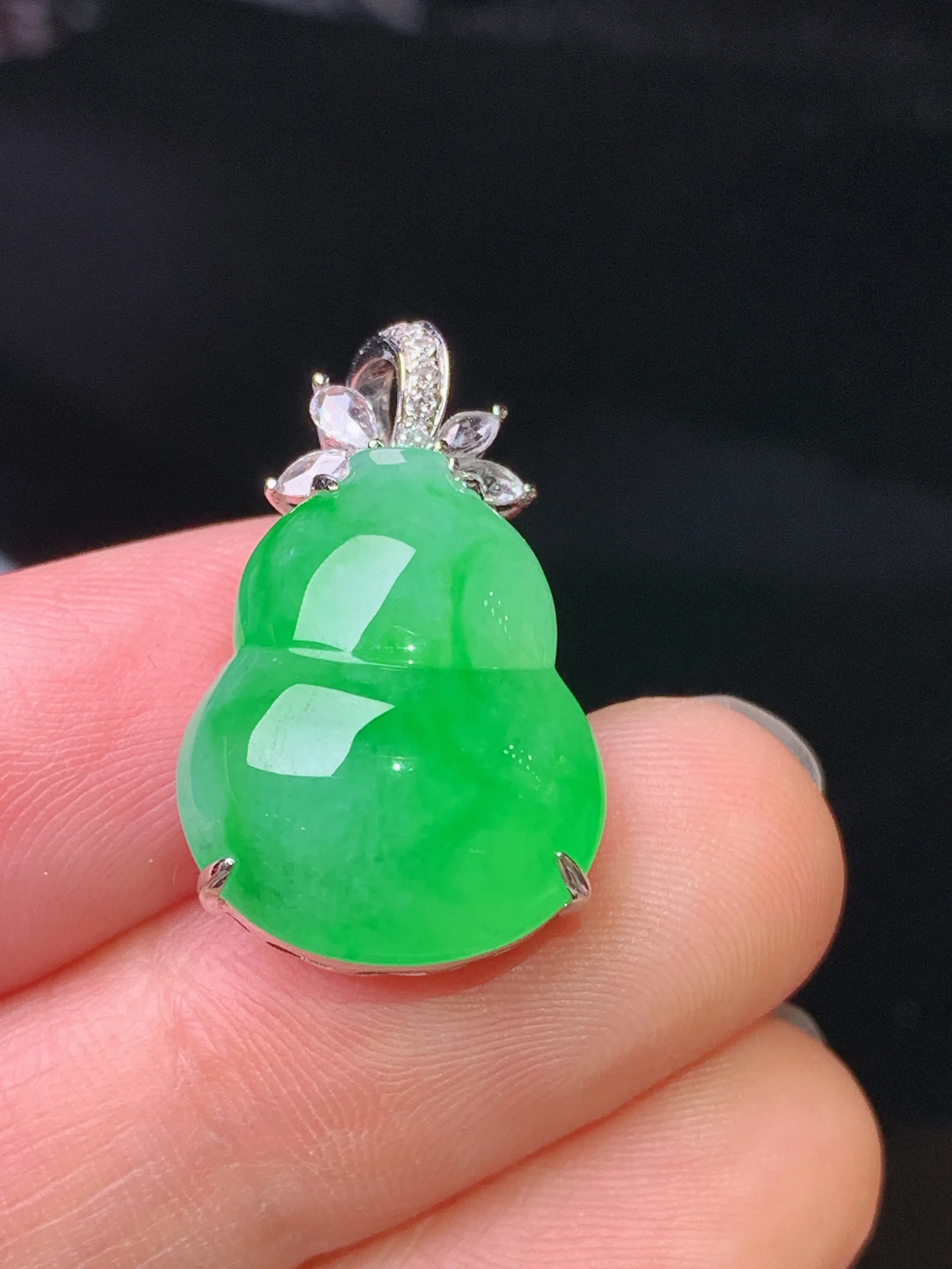 18k金钻镶嵌翠绿葫芦吊坠 玉质细腻 色泽艳丽清新 整体尺寸23.5*14.3*9.2