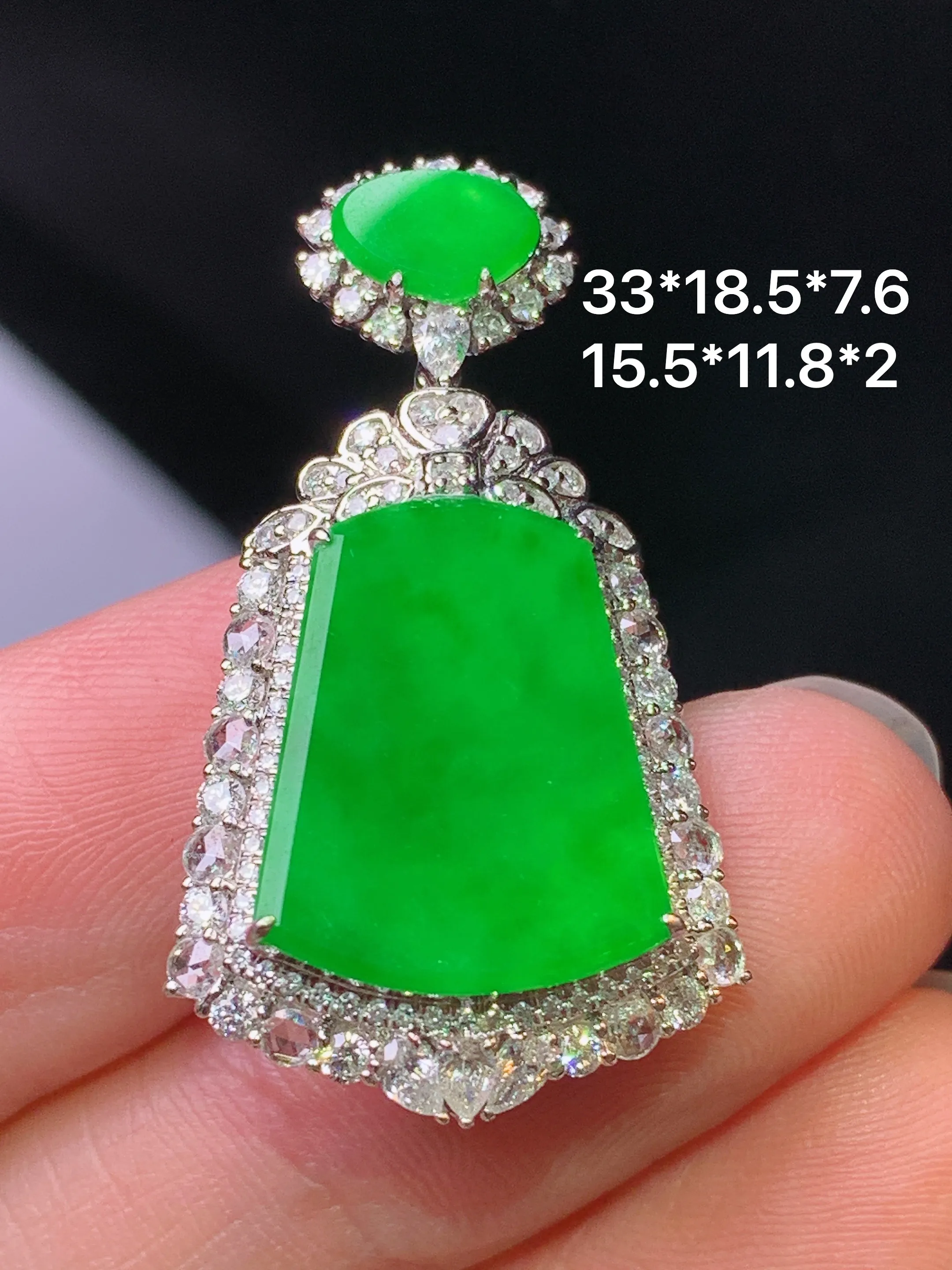18k金钻镶嵌满绿无事牌吊坠 玉质细腻 色泽艳丽清新 整体尺寸33*18.5*7.6