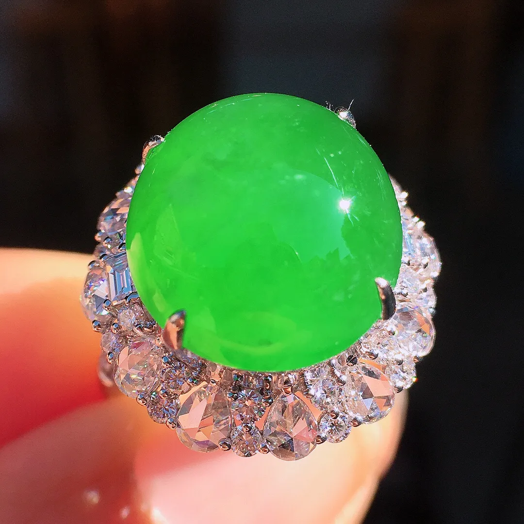 阳绿蛋面戒指，色泽均匀艳丽，玉质细腻，荧光感超
强，饱满圆润，尽显优雅气质，18k
金豪华镶嵌