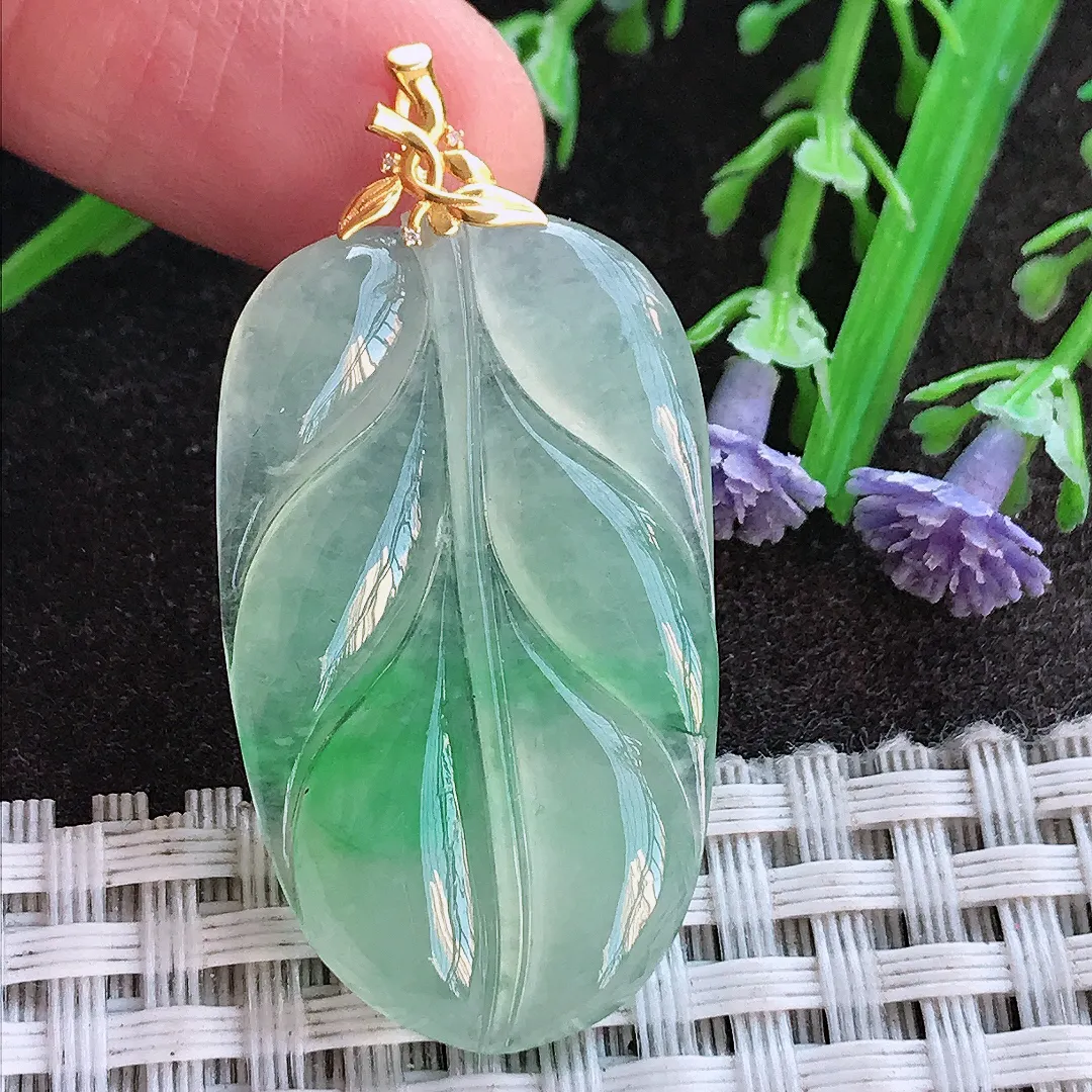 实拍A货翡翠35.8/21/4.2老坑18k金镶嵌冰种起胶飘阳绿叶子吊坠翡翠挂件