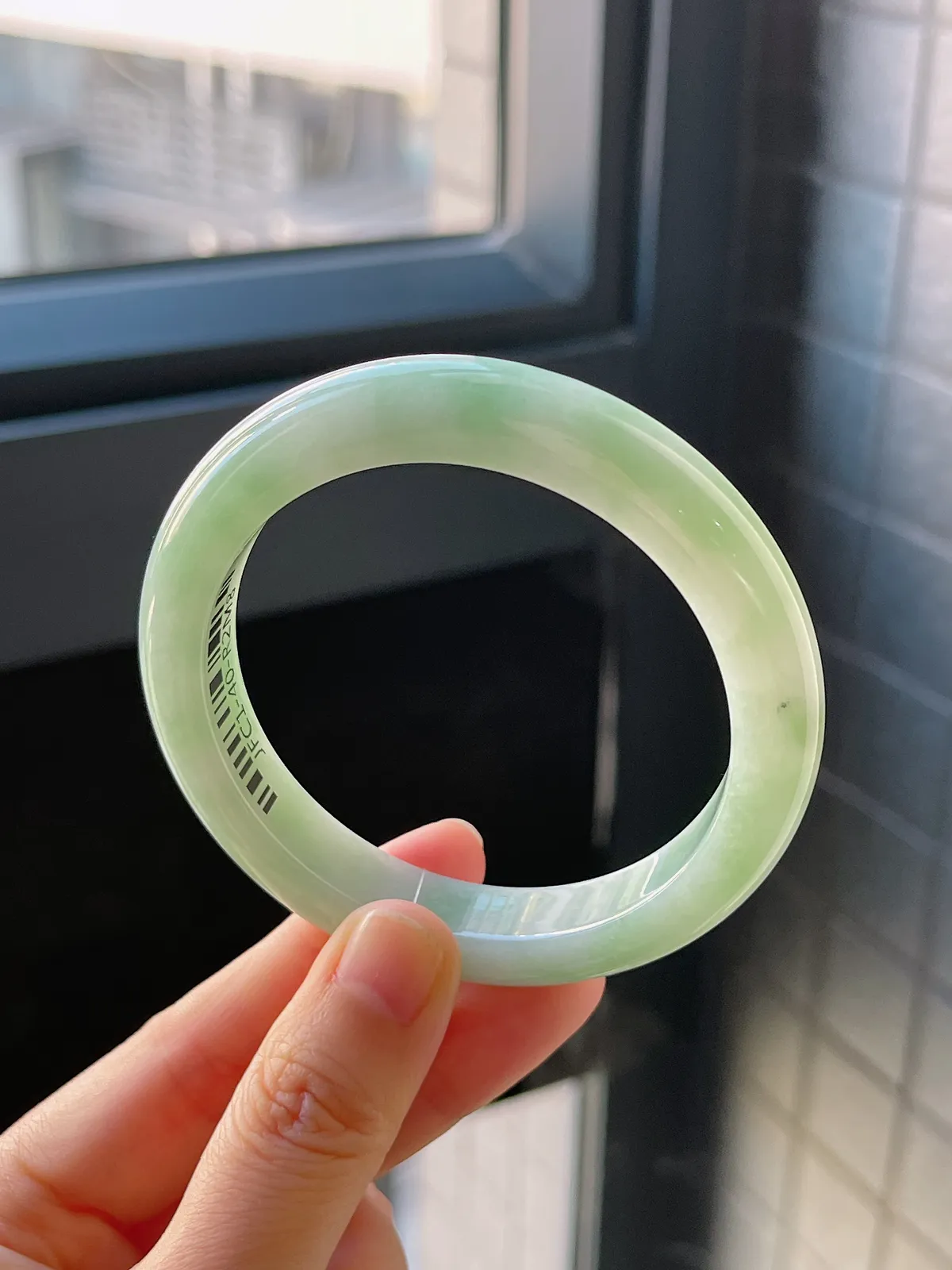 正圈56.7圈口，翡翠糯化种淡绿色手镯