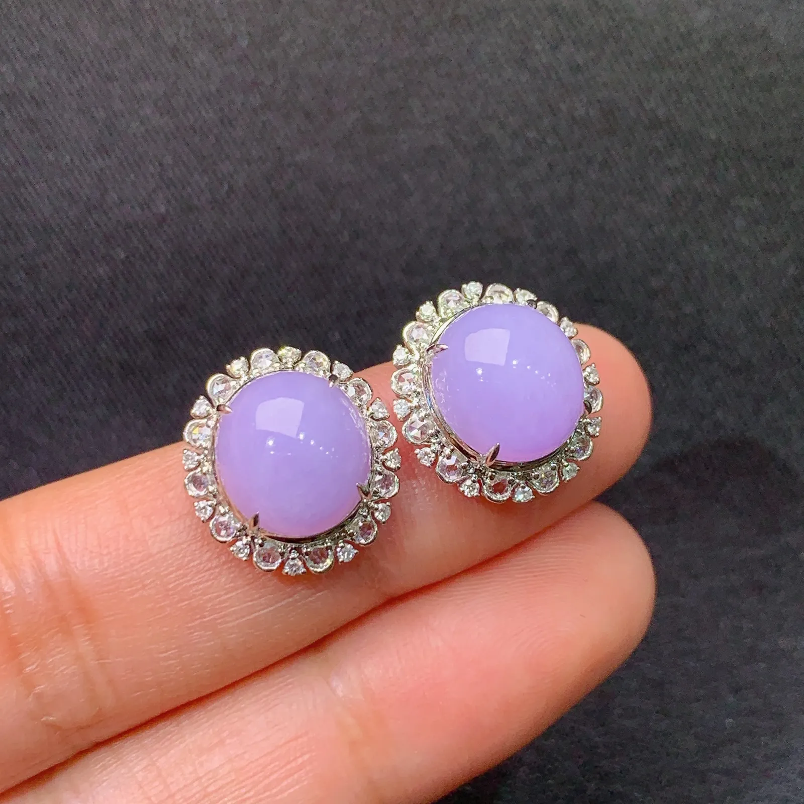 紫罗兰蛋面耳钉，18k金镶嵌，温润细腻，颜色浓郁，Mi 尺寸9.7*9*4.2