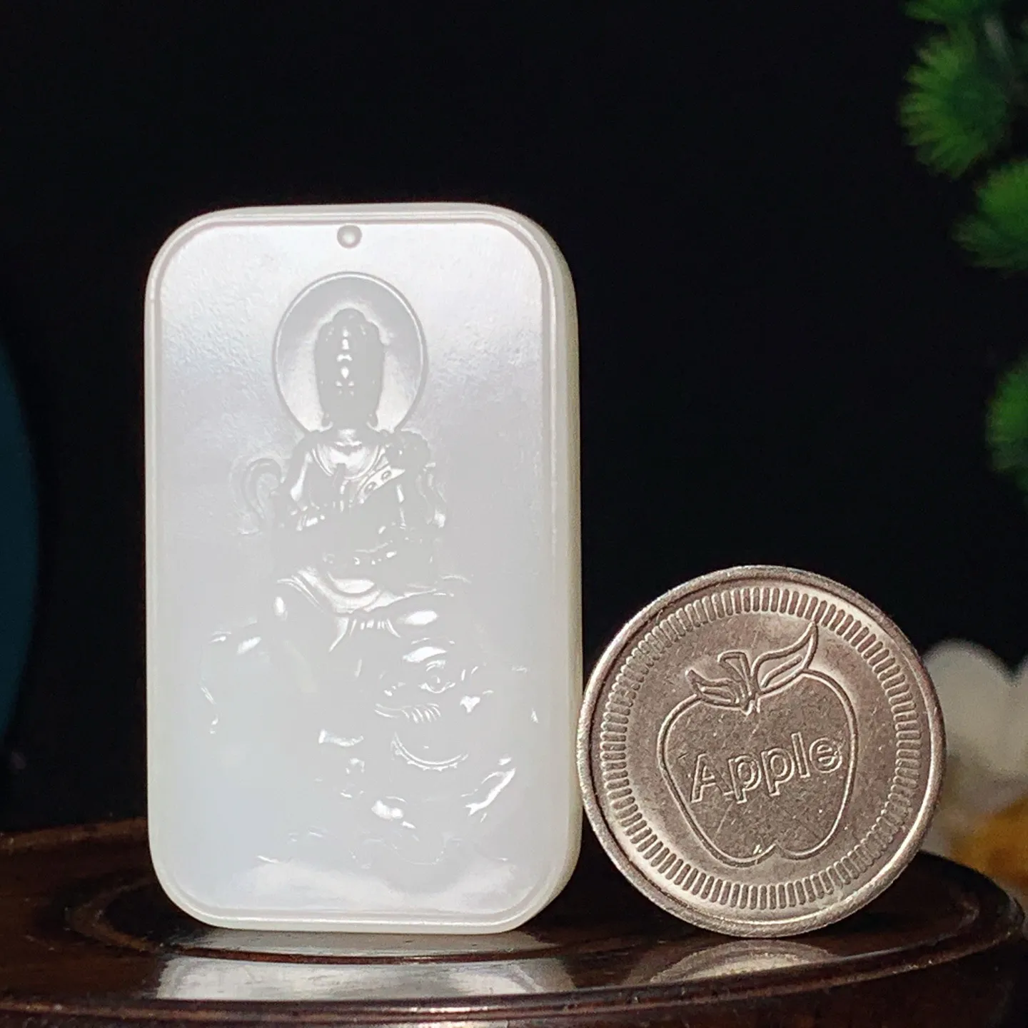 和田玉白玉普贤菩萨牌子挂件。尺寸50/30/10重33.8克 无裂无杂 玉质细腻油润 底色纯净 脂粉好，品质好。lt250106