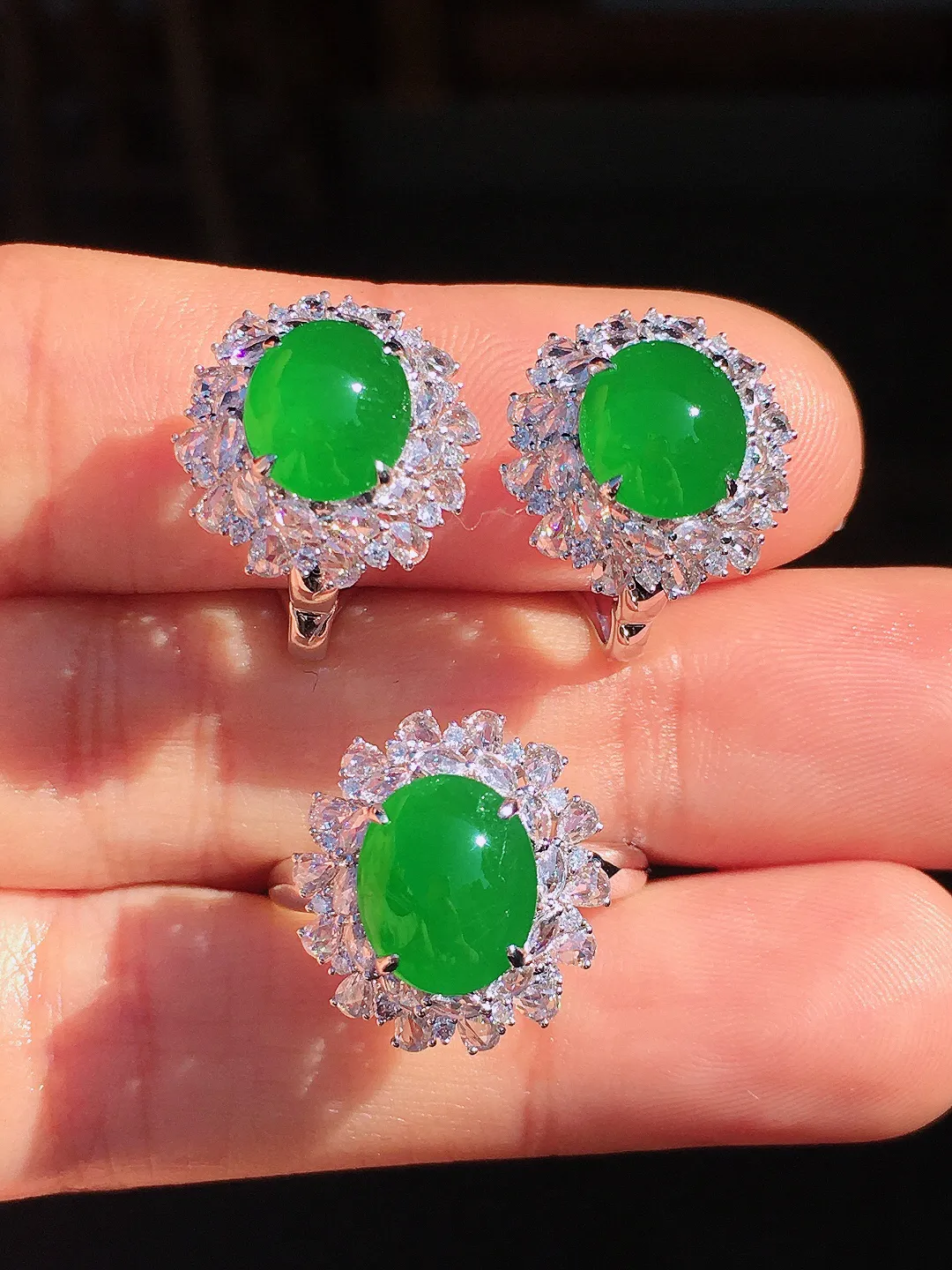 阳绿蛋面套装（耳钉+戒指），色泽均匀艳丽，玉质细腻，荧光感超
强，饱满圆润，尽显优雅气质，18k
金