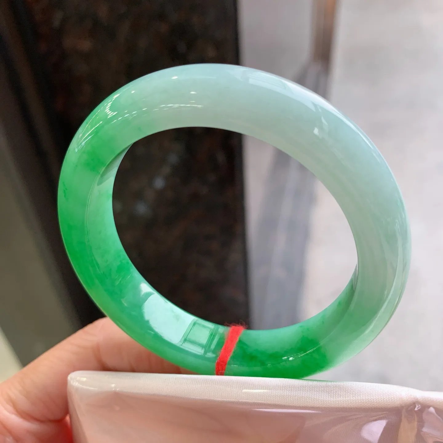 正圈飘绿 有条棉线 尺寸：55.8/12.2/9.2 色辣