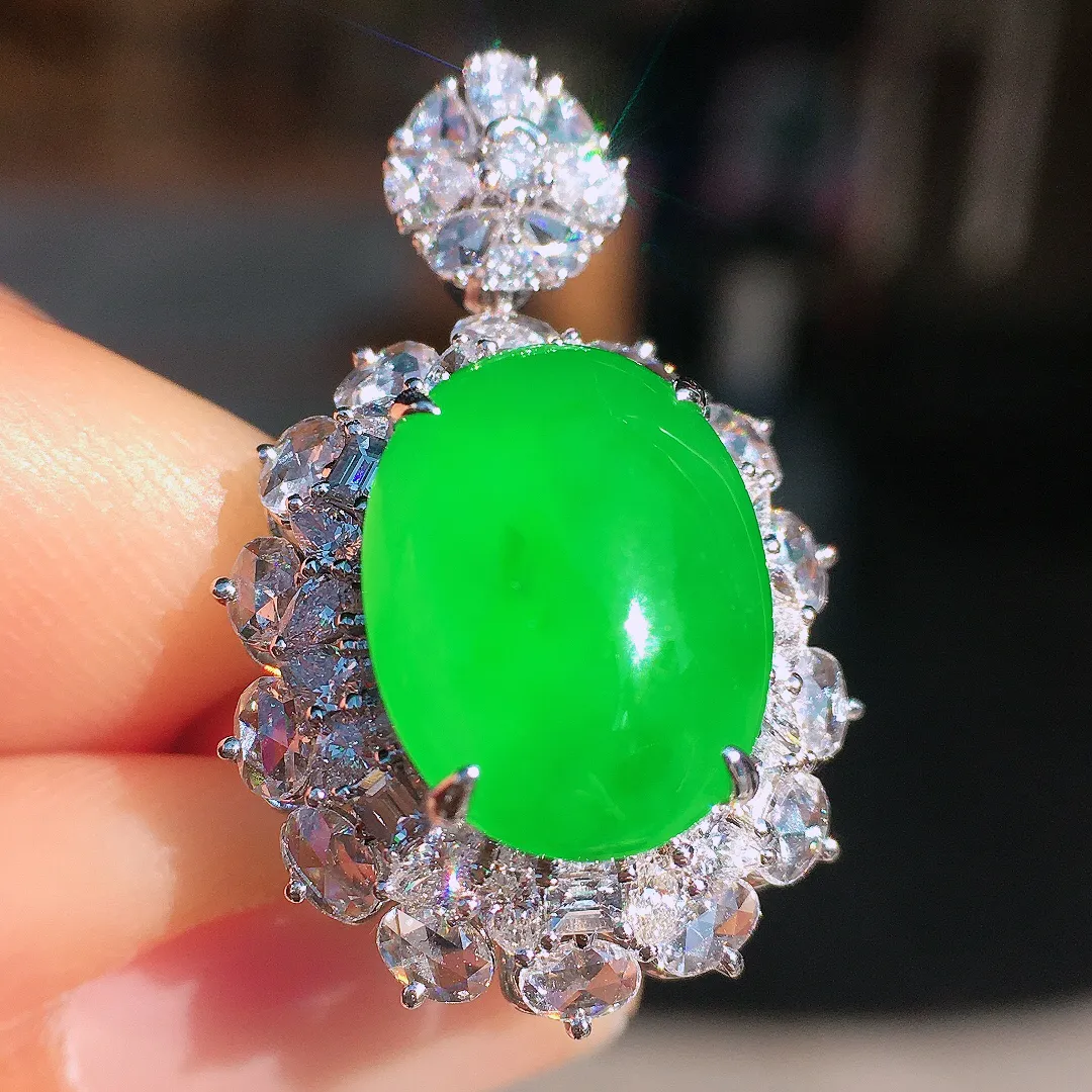 阳绿蛋面戒指/吊坠两用款，色泽均匀艳丽，玉质细腻，荧光感超
强，饱满圆润，尽显优雅气质，18k
金豪华镶嵌