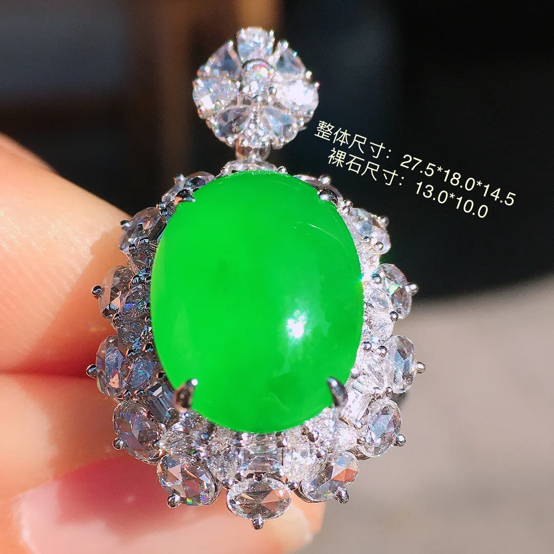 阳绿蛋面戒指/吊坠两用款，色泽均匀艳丽，玉质细腻，荧光感超
强，饱满圆润，尽显优雅气质，18k
金豪华镶嵌