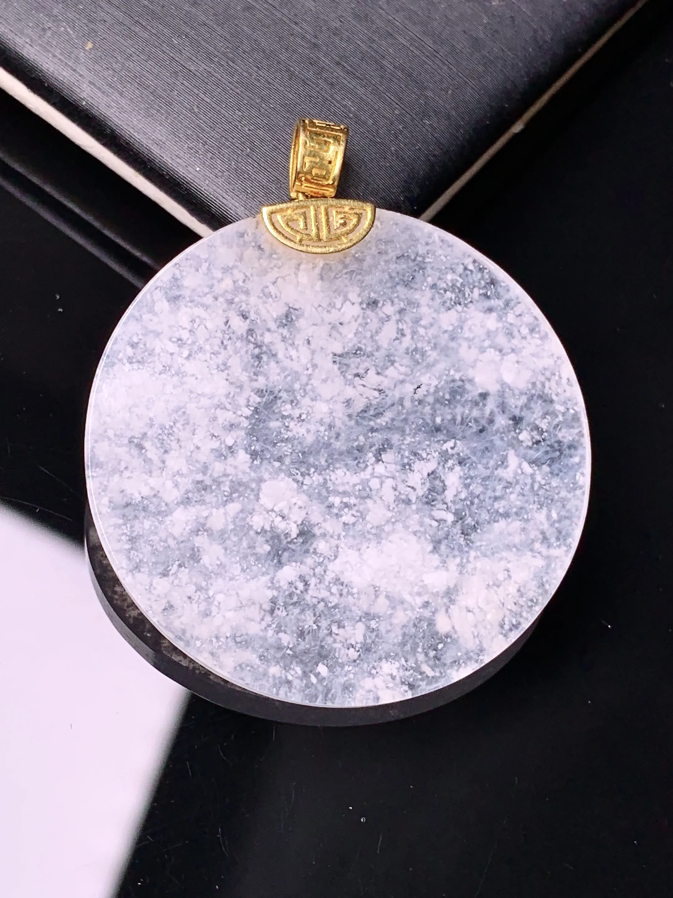 18k金镶嵌雪花棉圆牌吊坠 玉质细腻 色泽艳丽清新 整体尺寸37.6*31.6*2